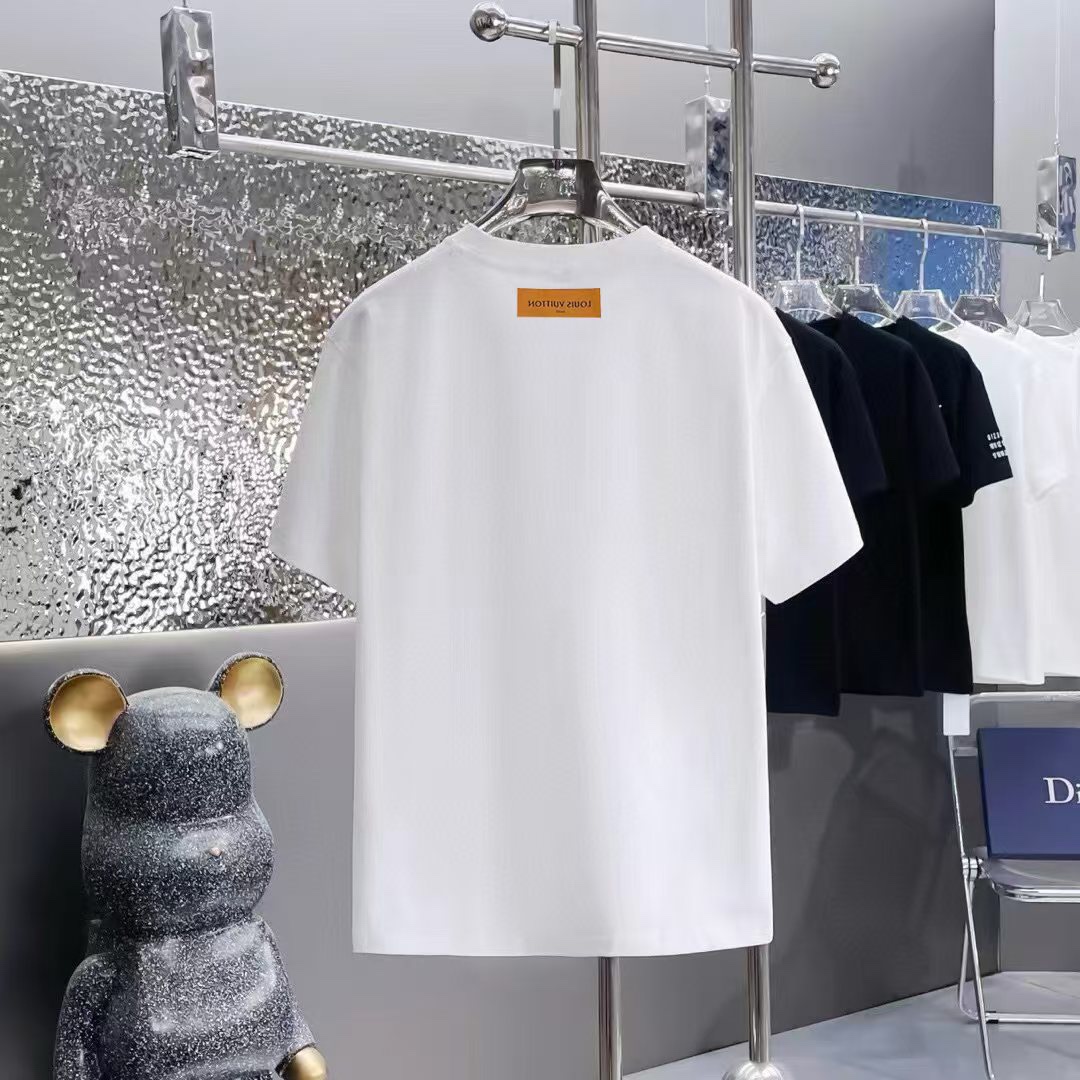 💰63
LOUIS VUITTON  路易威登印花圆领短袖T恤
1:1对版面料300克毛圈高克重百分百纯棉 提前做过预缩水1×1双纱洗一辈子都不会变形的 男女同款 官网细节    字母logo印花 三标齐全 防潮纸 区别市场通货 随意对比 
OXS版型 最大可穿200斤无压力 上身舒服有型

颜色：黑色，白色，杏色，红色，烟灰色
尺码：XS-L