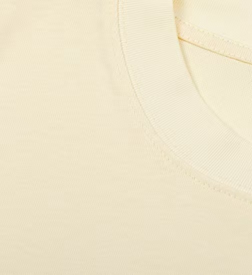 💰63
LOUIS VUITTON  路易威登印花圆领短袖T恤
1:1对版面料300克毛圈高克重百分百纯棉 提前做过预缩水1×1双纱洗一辈子都不会变形的 男女同款 官网细节    字母logo印花 三标齐全 防潮纸 区别市场通货 随意对比 
OXS版型 最大可穿200斤无压力 上身舒服有型

颜色：黑色，白色，杏色，红色，烟灰色
尺码：XS-L