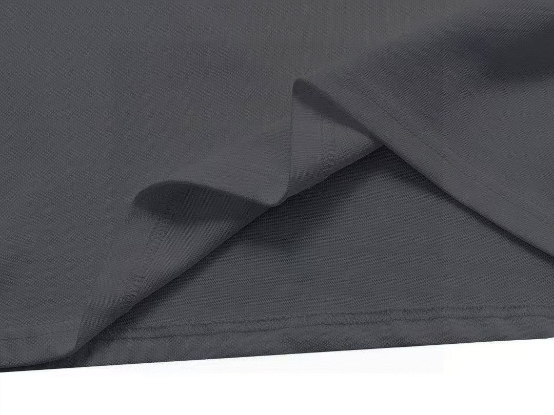 💰63
LOUIS VUITTON  路易威登印花圆领短袖T恤
1:1对版面料300克毛圈高克重百分百纯棉 提前做过预缩水1×1双纱洗一辈子都不会变形的 男女同款 官网细节    字母logo印花 三标齐全 防潮纸 区别市场通货 随意对比 
OXS版型 最大可穿200斤无压力 上身舒服有型

颜色：黑色，白色，杏色，红色，烟灰色
尺码：XS-L
