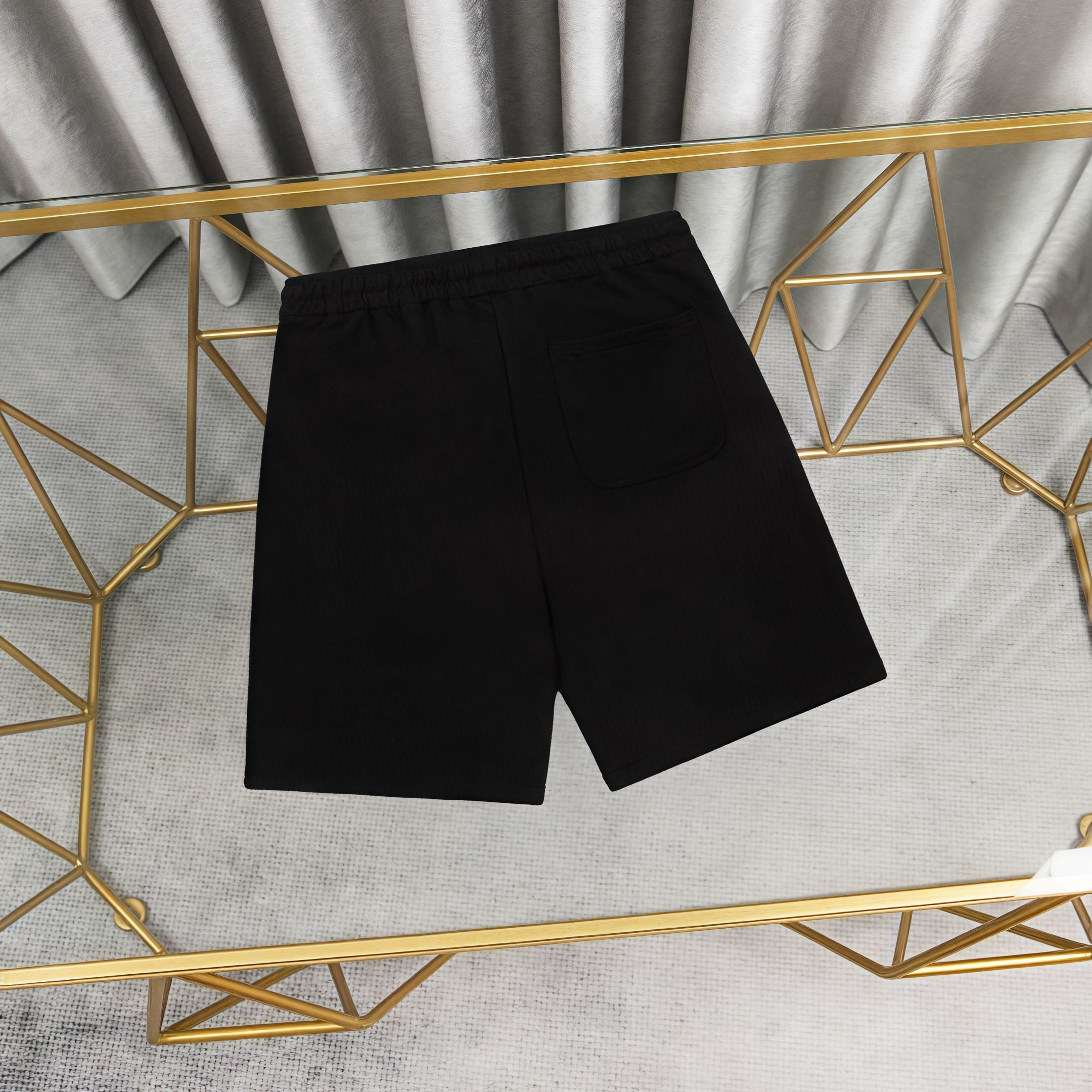 💰88  
LOUIS VUITTON  路易威登印花纯棉短裤卫裤五分裤
1:1对版面料380克毛圈高克重百分百纯棉 提前做过预缩水1×1双纱洗一辈子都不会变形的 男女同款 官网细节    字母logo印花 三标齐全 防潮纸 区别市场通货 随意对比 
OXS版型 最大可穿200斤无压力 上身舒服有型

颜色：黑色，白色
尺码：XS-L