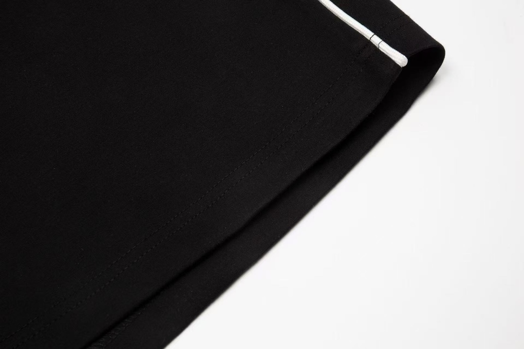 💰88  
LOUIS VUITTON  路易威登印花纯棉短裤卫裤五分裤
1:1对版面料380克毛圈高克重百分百纯棉 提前做过预缩水1×1双纱洗一辈子都不会变形的 男女同款 官网细节    字母logo印花 三标齐全 防潮纸 区别市场通货 随意对比 
OXS版型 最大可穿200斤无压力 上身舒服有型

颜色：黑色，白色
尺码：XS-L