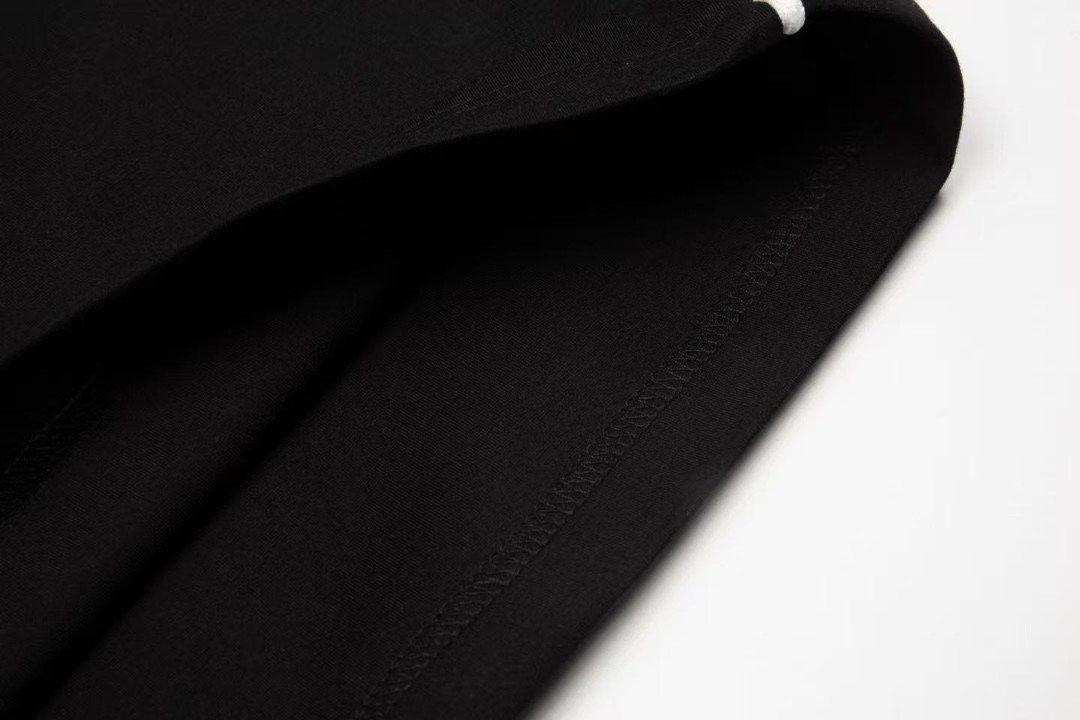 💰88  
LOUIS VUITTON  路易威登印花纯棉短裤卫裤五分裤
1:1对版面料380克毛圈高克重百分百纯棉 提前做过预缩水1×1双纱洗一辈子都不会变形的 男女同款 官网细节    字母logo印花 三标齐全 防潮纸 区别市场通货 随意对比 
OXS版型 最大可穿200斤无压力 上身舒服有型

颜色：黑色，白色
尺码：XS-L