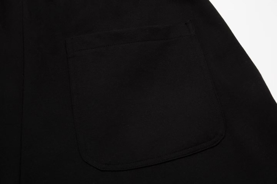 💰88  
LOUIS VUITTON  路易威登印花纯棉短裤卫裤五分裤
1:1对版面料380克毛圈高克重百分百纯棉 提前做过预缩水1×1双纱洗一辈子都不会变形的 男女同款 官网细节    字母logo印花 三标齐全 防潮纸 区别市场通货 随意对比 
OXS版型 最大可穿200斤无压力 上身舒服有型

颜色：黑色，白色
尺码：XS-L