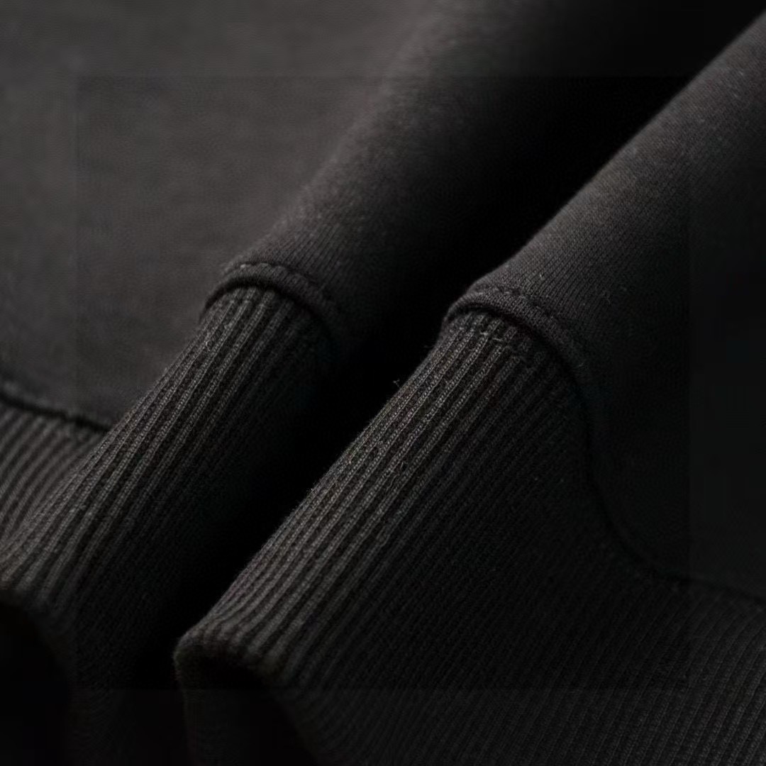 💰105   
DIOR  迪奥印花圆领毛圈卫衣
1:1对版面料400克毛圈高克重百分百纯棉 提前做过预缩水1×1双纱洗一辈子都不会变形的 男女同款 官网细节 字母logo印花 三标齐全 防潮纸 区别市场通货 随意对比 
OXS版型 最大可穿200斤无压力 上身舒服有型

颜色：黑，白
尺码：XS-L