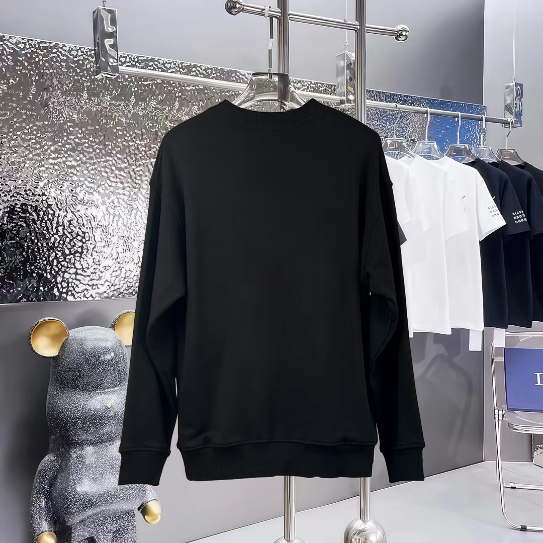 💰105   
DIOR  迪奥印花圆领毛圈卫衣
1:1对版面料400克毛圈高克重百分百纯棉 提前做过预缩水1×1双纱洗一辈子都不会变形的 男女同款 官网细节 字母logo印花 三标齐全 防潮纸 区别市场通货 随意对比 
OXS版型 最大可穿200斤无压力 上身舒服有型

颜色：黑，白
尺码：XS-L