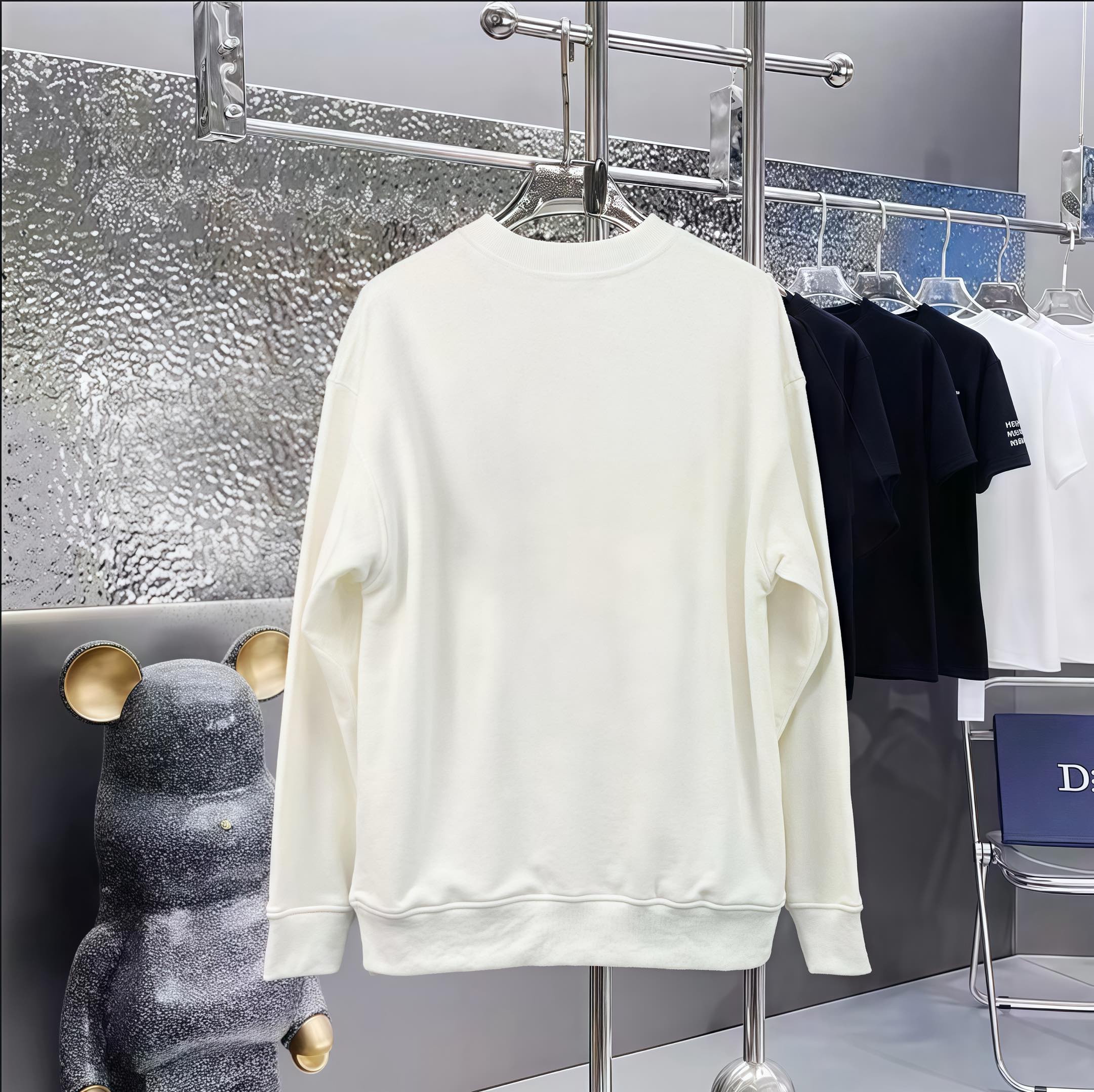 💰105   
DIOR  迪奥印花圆领毛圈卫衣
1:1对版面料400克毛圈高克重百分百纯棉 提前做过预缩水1×1双纱洗一辈子都不会变形的 男女同款 官网细节 字母logo印花 三标齐全 防潮纸 区别市场通货 随意对比 
OXS版型 最大可穿200斤无压力 上身舒服有型

颜色：黑，白
尺码：XS-L