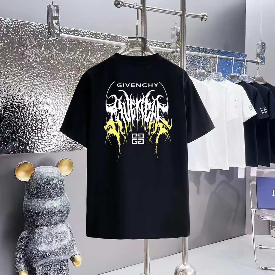 💰80
 GIVENCHY    纪梵希印花圆短袖T恤
1:1对版面料300克毛圈高克重百分百纯棉 提前做过预缩水1×1双纱洗一辈子都不会变形的 男女同款 官网细节 字母logo印花 三标齐全 防潮纸 区别市场通货 随意对比 
OXS版型 最大可穿200斤无压力 上身舒服有型

颜色：黑色，白色，杏色，红色，烟灰色
尺码：XS-L