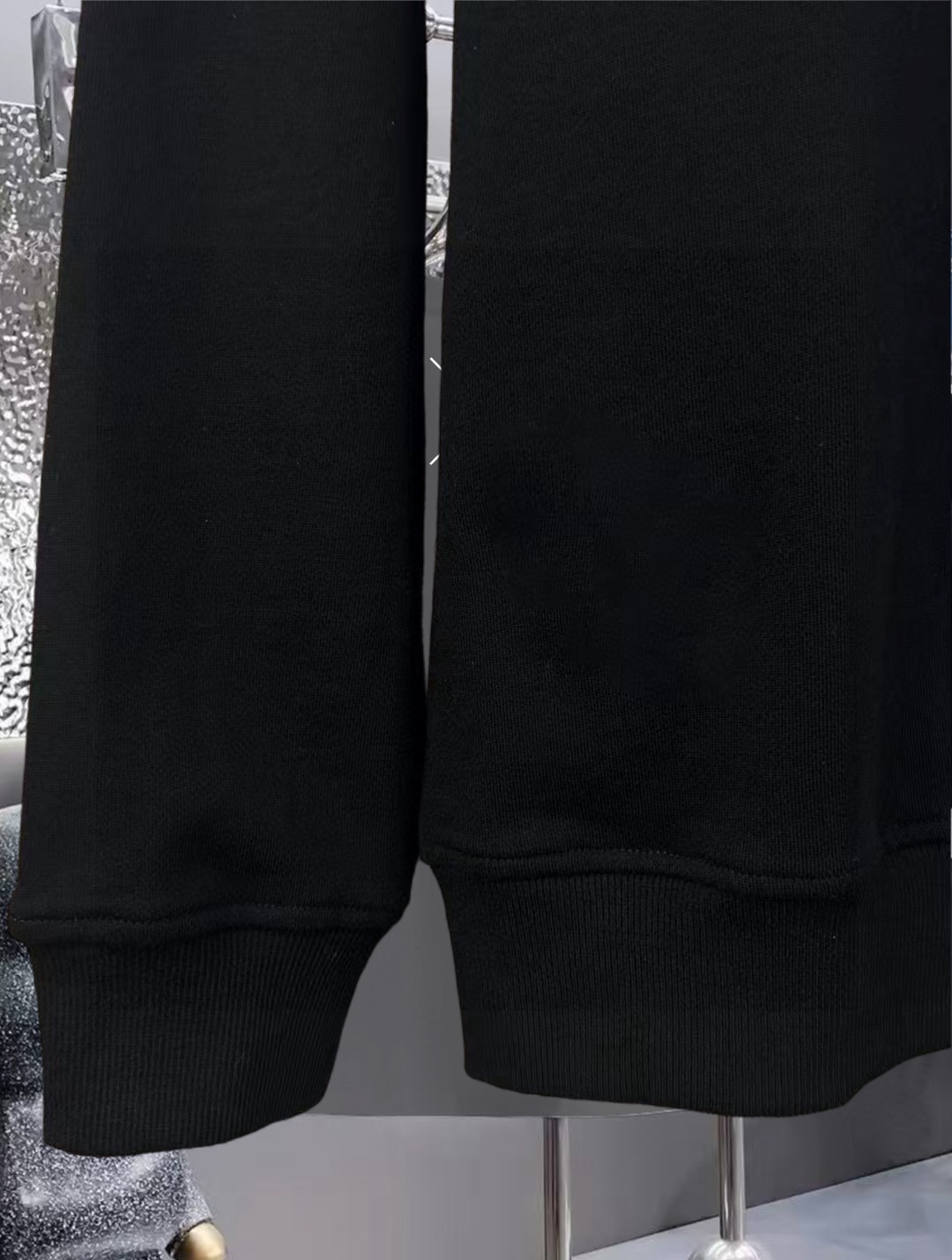 💰105   
 GIVENCHY    纪梵希印花圆领毛圈卫衣
1:1对版面料420克毛圈高克重百分百纯棉 提前做过预缩水1×1双纱洗一辈子都不会变形的 男女同款 官网细节 字母logo印花 三标齐全 防潮纸 区别市场通货 随意对比 
OXS版型 最大可穿200斤无压力 上身舒服有型

颜色：黑色，白色
尺码：XS-L