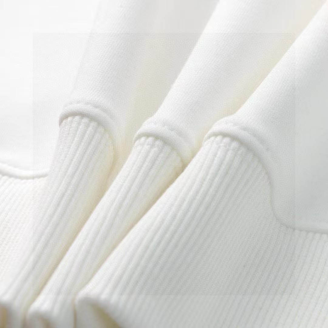 💰105   
 GIVENCHY    纪梵希印花圆领毛圈卫衣
1:1对版面料420克毛圈高克重百分百纯棉 提前做过预缩水1×1双纱洗一辈子都不会变形的 男女同款 官网细节 字母logo印花 三标齐全 防潮纸 区别市场通货 随意对比 
OXS版型 最大可穿200斤无压力 上身舒服有型

颜色：黑色，白色
尺码：XS-L