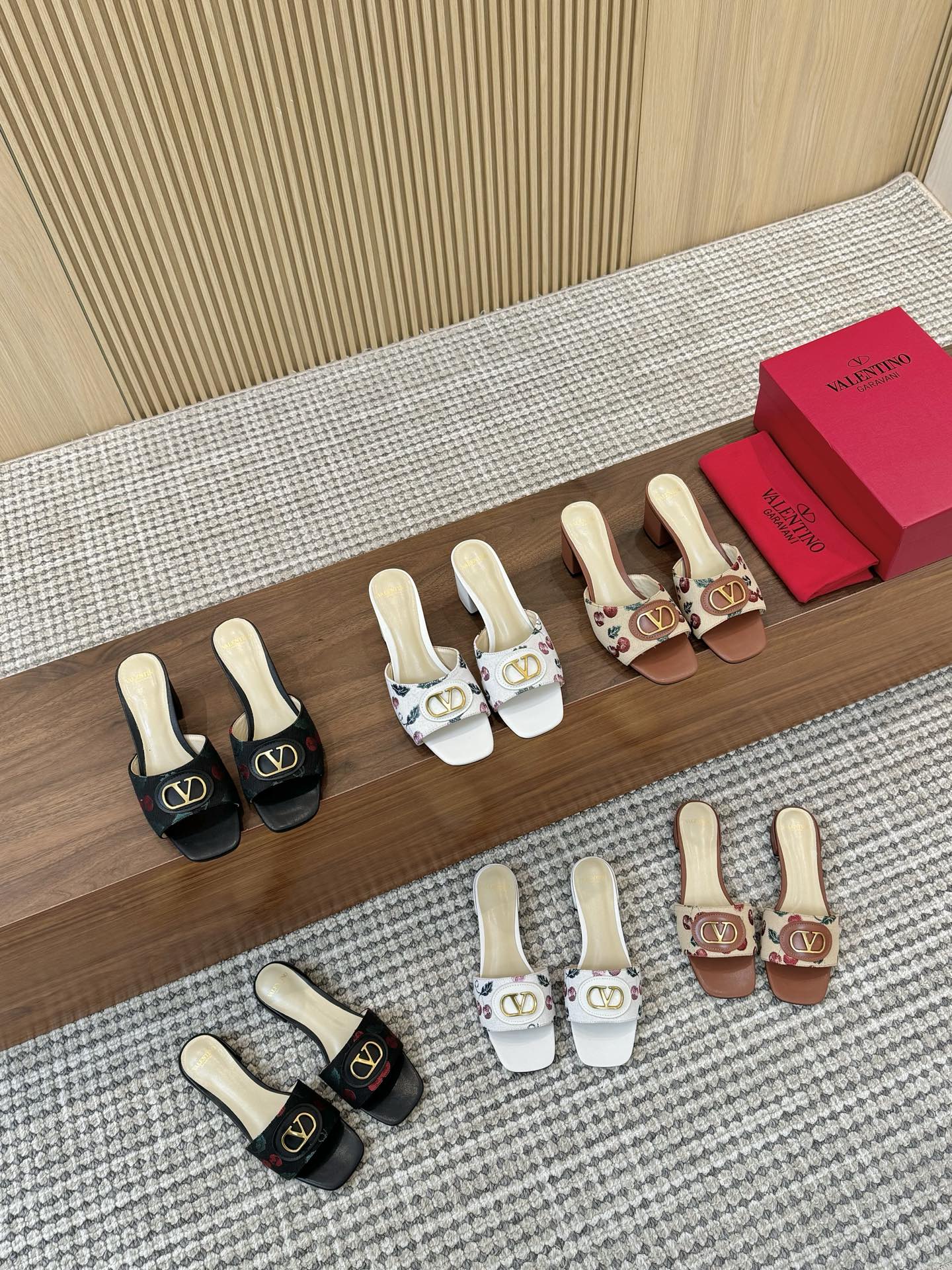 NO:240150,Huajia 25 season new layout update, size 35-42 Price: Rubber sole genuine leather sole, slippers, slippers19860909华家25季新款版面更新,码数 35-42 价格:橡胶底 真皮底,拖鞋,slippers,Women's Shoes