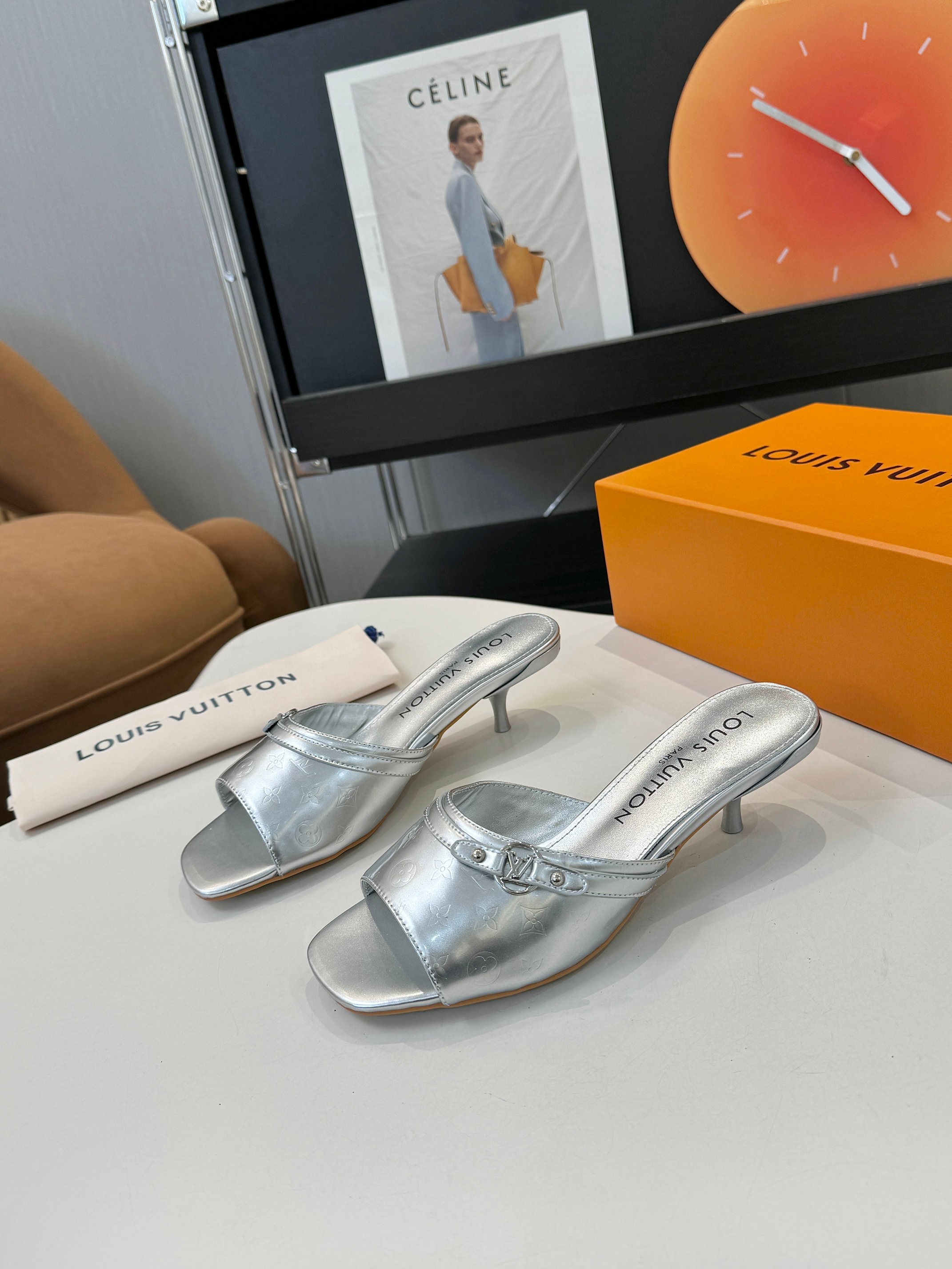 NO:669135,v Home 26 spring new model size 35-43 (35/43 non-returnable) heel height 5.5 and 9.5, rubber bottom leather sole plus 30 drawer box, complete package plus 10, slippers, slippers19860909v家26春季新款35-43码（35/43不退换）跟高5.5和9.5,橡胶底皮底加30抽屉盒全套包装加10,拖鞋,slippers,Women's Shoes