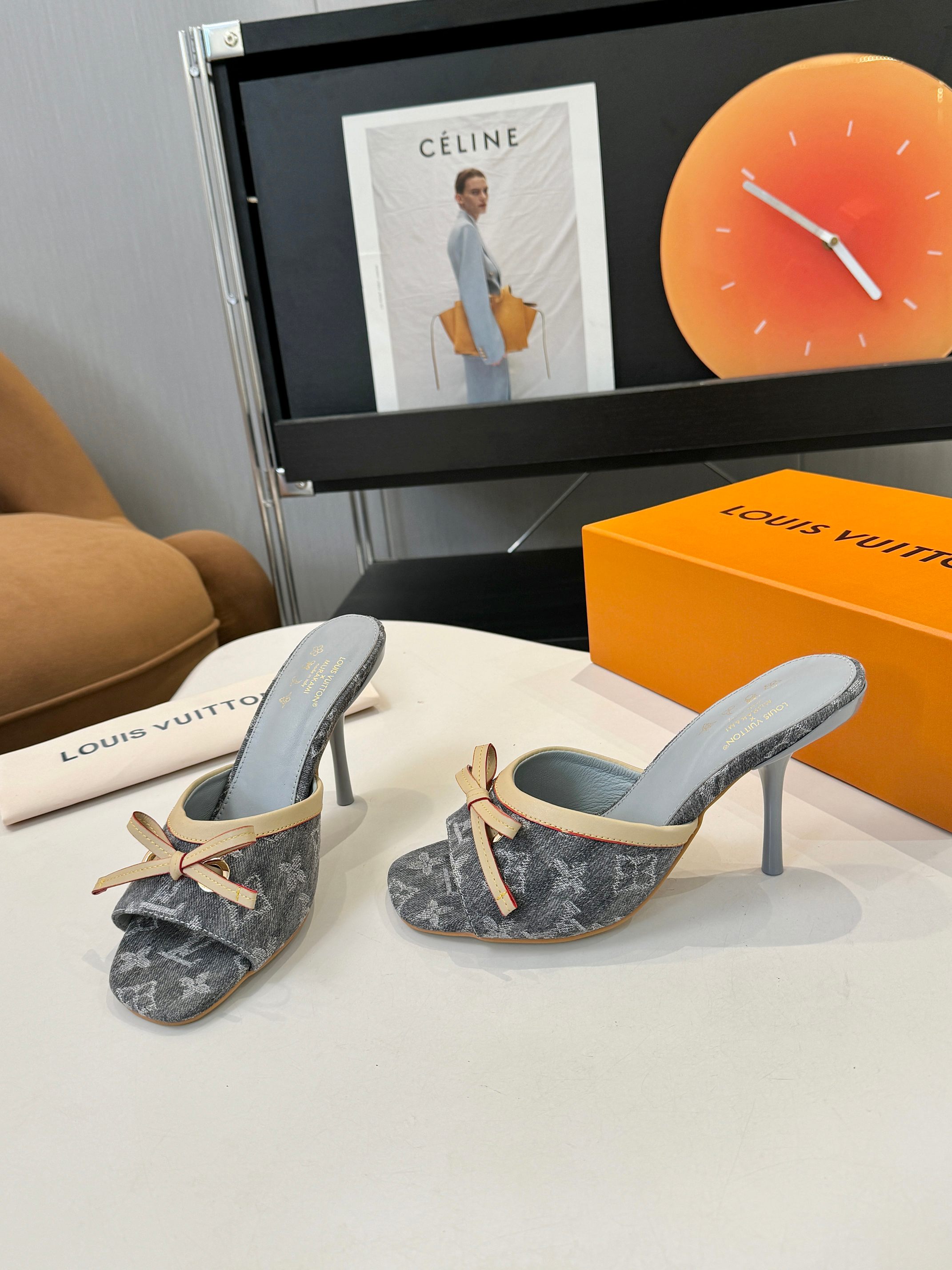 NO:653972,Rubber leather sole vjia 26 new spring new arrivals in sizes 35-43 (35/43 non-refundable) Louis Vuitton’s hottest new arrivals Lujia early spring new arrival~ LV spring and summer slippers, so brilliant!  Fashionable, sexy and comfortable, it has full emotional value that beautiful summer shoes can give. The shape of the shoes is also very cute and beautiful!  The upper is made of imported cowhide print, sheepskin lining, and genuine leather outsole!  Heel height 5.5 and 9.5, drawer box complete package plus 10, high heels and slippers, louis vuitton, louis vuitton, louis vuitton, louis vuitton, high heels, slippers, cowhide, sheepskin, Leather soles19860909橡胶皮底v家26春季新款35-43码（35/43不退换）路易威登爆款上新 驴家早春新品 new arrival～LV春夏拖鞋,也太出彩了！时尚性感舒适,拉满了夏日美鞋能给的满分情绪价值.鞋的造型也很乖巧好看呀！ 鞋面选用进口牛皮印花,羊皮内里,真皮大底！ 跟高5.5和9.5,抽屉盒全套包装加10,高跟鞋拖鞋,louis vuitton,louis vuitton,louis vuitton,louis vuitton,high heels,slippers,cowhide,sheepskin,Leather soles,Women's Shoes