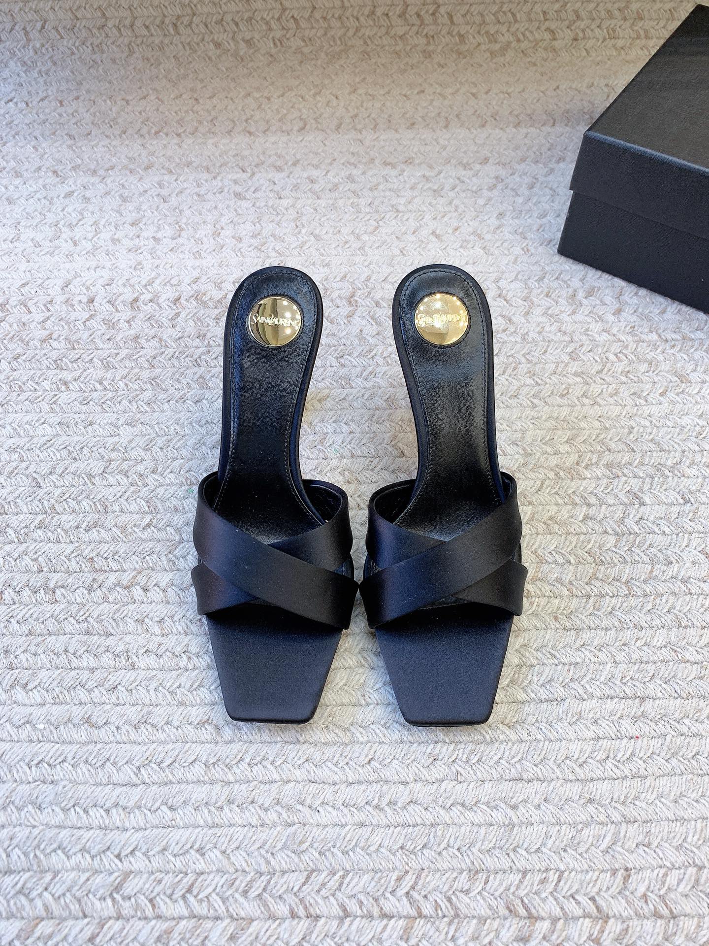 NO:928363,Square-toe cross-strap high-heeled mules｜Large sister’s exclusive aura. The caramel/black satin texture is full, and the metal round mark + cross-strap design is super eye-catching. The square-toe high-heeled version makes the legs long and stable, and is popular for daily/party wear. The same craftsmanship at the counter, the details are eye-catching, high heels, high heels19860909方头交叉带高跟穆勒拖｜拽姐专属气场 焦糖/黑缎面质感拉满,金属圆标+交叉绑带设计超吸睛 方头高跟版型显腿长又稳,日常/派对穿都炸场 专柜同源工艺,细节控闭眼入,高跟鞋,high heels,Women's Shoes