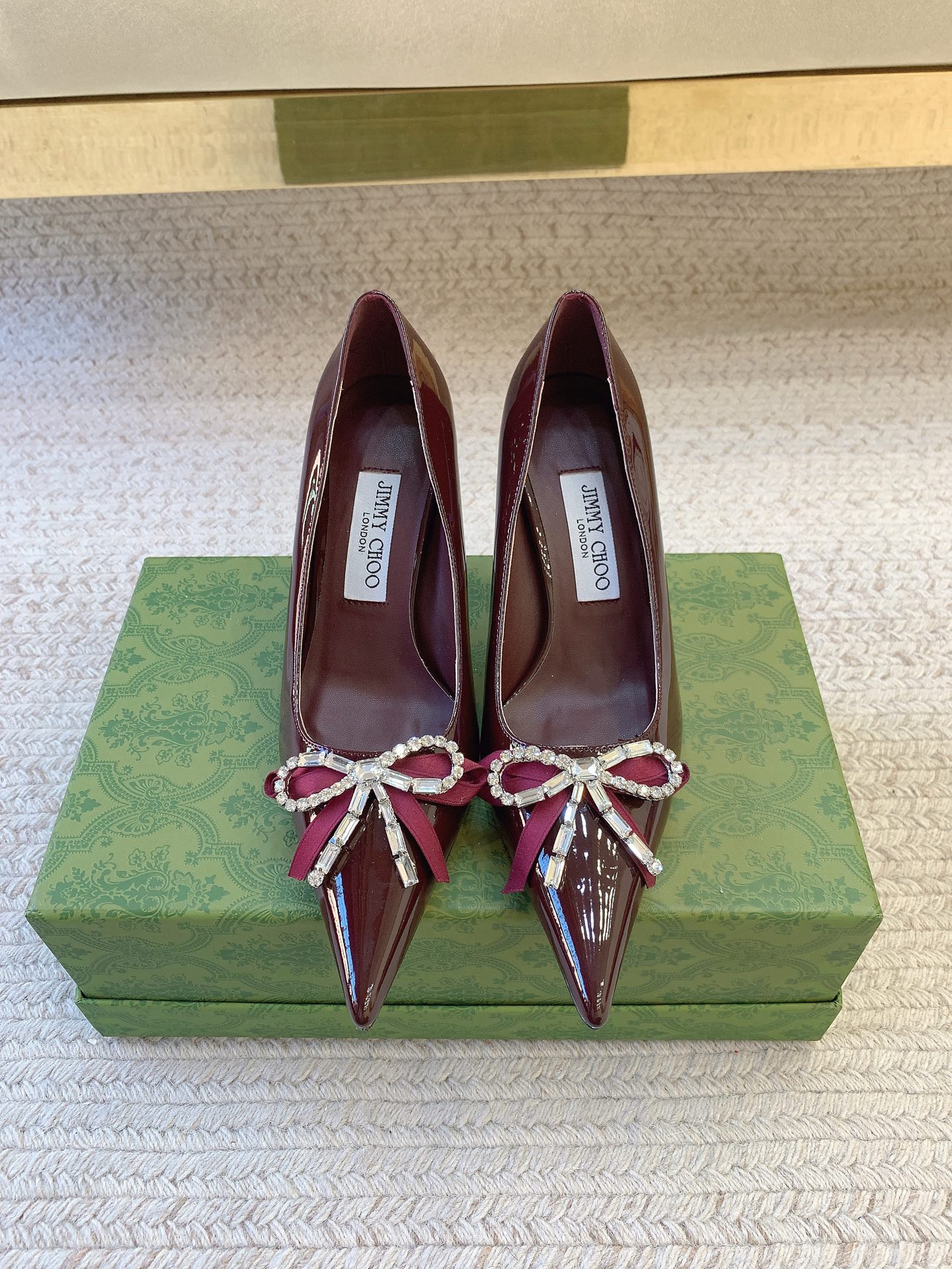 NO:751130,Jimm* Cho* rhinestone bow pointed-toe high-heeled shoes | Fairy's heart-throb style. Rhinestone bow-studded with diamonds for ultra-shiny, soft off-white/burgundy retro/black versatile three-color beauty. Pointed-toe stilettos outline graceful leg shapes, perfect for banquets/dates/weddings. Counter-grade leather + hand-encrusted diamonds. Exquisite girls can close their eyes and wear them. High heels, jimmy choo, high heels19860909Jimm* Cho*水钻蝴蝶结尖头高跟鞋｜仙女的心动款 水钻蝴蝶结镶钻超闪,米白温柔/酒红复古/黑色百搭三色绝美 尖头细高跟勾勒曼妙腿型,宴会/约会/婚鞋穿都仙气拉满 专柜级皮质+手工镶钻,精致女孩闭眼入,高跟鞋,jimmy choo,high heels,Women's Shoes