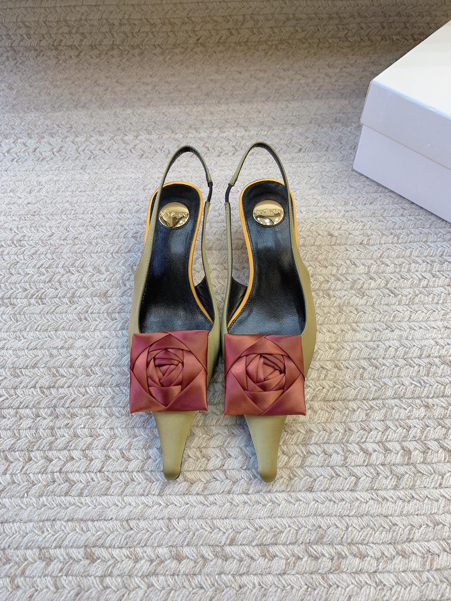 NO:927896,SAINT LAUREN* collection-level custom-made satin rose hollow back shoes. The pointed toe cut outlines the beautiful foot shape. The hand-made rose embellishing brings French romance. There are three out-of-print designs of leopard print/contrast color/solid color. The unique texture of the luxury brand customized model is full of red carpet-level aura. If you know how to do it, close your eyes and rush!  ,high heels,saint laurent,high heels19860909SAINT LAUREN*典藏级定制缎面玫瑰后空鞋 尖头剪裁勾勒绝美脚型,手工玫瑰缀面自带法式浪漫,豹纹/撞色/纯色三款绝版设计,奢牌定制款的独特质感拉满,上脚就是红毯级气场,懂的宝子闭眼冲！,高跟鞋,saint laurent,high heels,Women's Shoes