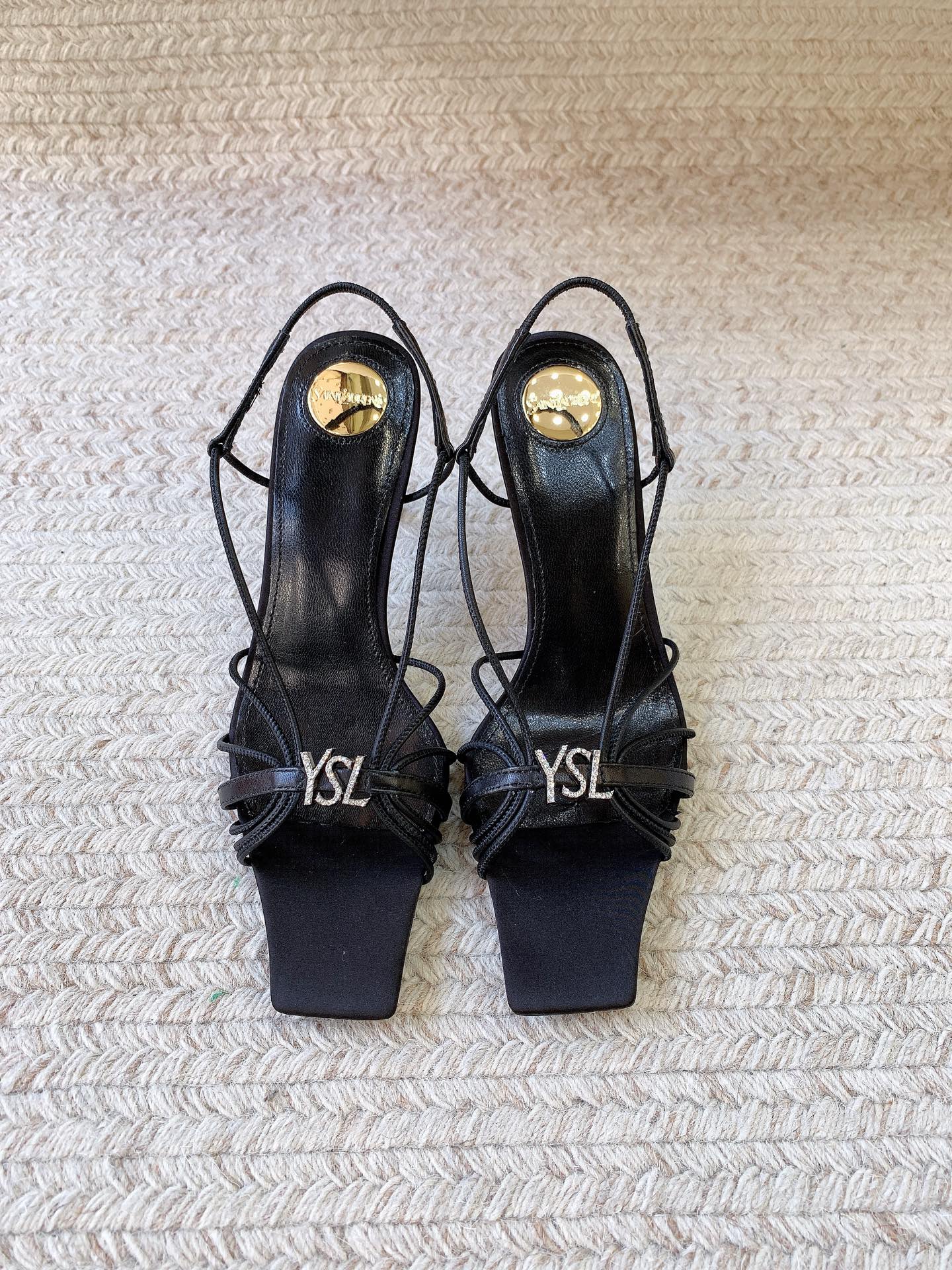NO:927887,The SAIN LAUREN* JERRY series deconstructs modernity with a square toe and outlines sexiness with thin straps. The YSL letters embellished with rhinestones inadvertently reflect light, and paired with geometric heels, it makes every step the focus. From dinner to daily life, it is an indispensable black shirt in your wardrobe. Size 34-42 (34 40 41 42 is custom-made and non-refundable), high heels, saint laurent, saint laurent, high heels19860909SAIN LAUREN* JERRY系列,以方头解构摩登,用细带勾勒性感.水钻点缀的YSL字母在不经意间折射光芒,搭配几何鞋跟,让每一步都成为焦点. 从晚宴到日常,它是你衣橱里不可或缺的黑色战袍. 码数34-42（34 40 41 42定做不退换）,高跟鞋,saint laurent,saint laurent,high heels,Women's Shoes