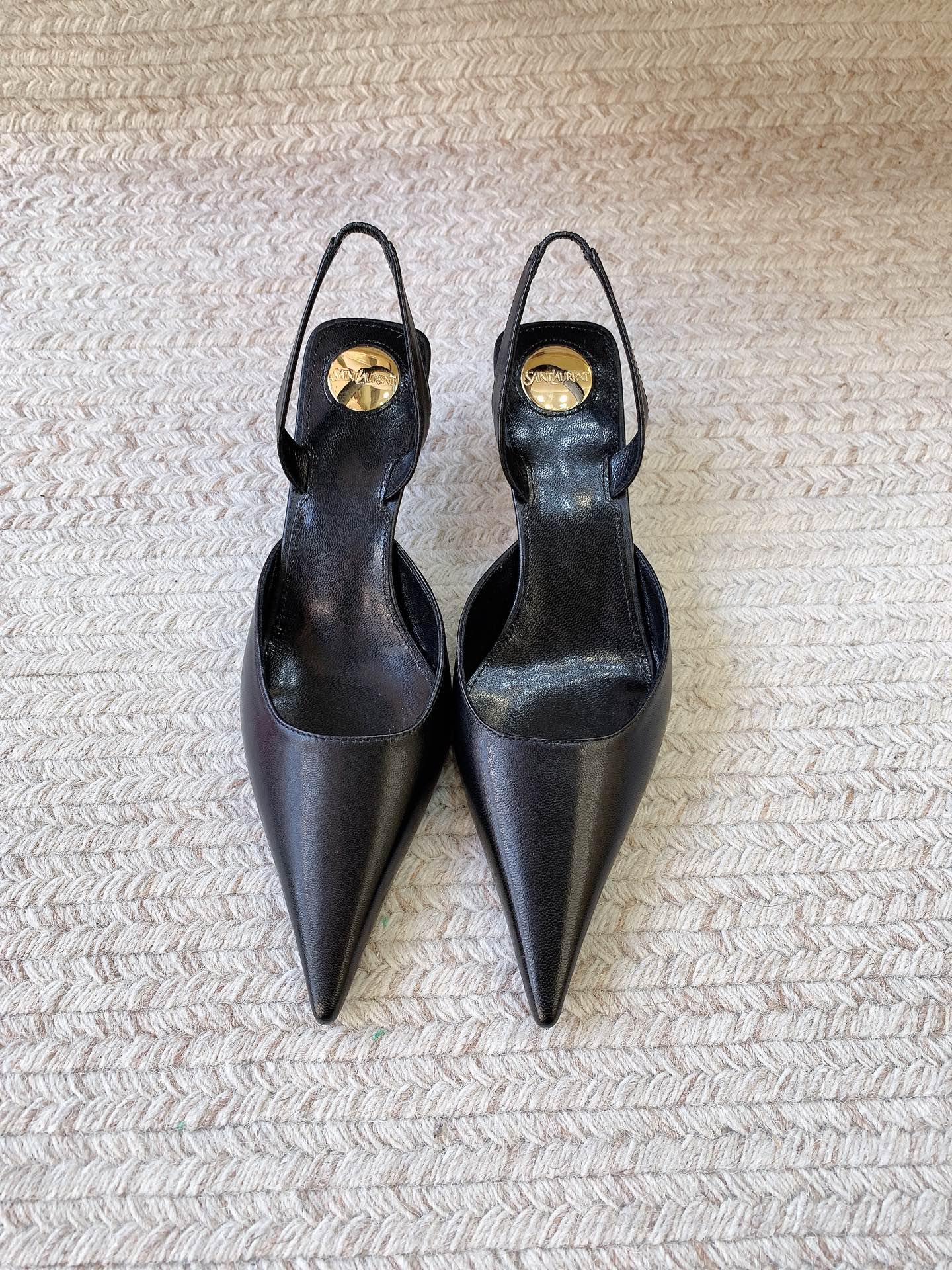 NO:928352,The SAIN LAUREN* Cassandra series interprets the essence of luxury with the purest black leather and sharp pointed toe design. The golden YSL logo on the heel is the finishing touch, low-key but highly recognizable. It has no unnecessary decoration, but can be perfectly integrated with any style of clothing. It is a classic investment model that can be worn in your wardrobe for ten years. Size 34-42 (34 40 41 42 is custom-made and non-refundable), high heels, saint laurent, saint  laurent,high heels19860909SAIN LAUREN* Cassandra系列,用最纯粹的黑色皮革和利落的尖头设计,诠释了高级感的本质.鞋跟处的金色YSL标识是点睛之笔,低调却极具辨识度. 它没有多余的装饰,却能与任何风格的服饰完美融合,是你衣橱里可以穿十年的经典投资款. 码数34-42（34 40 41 42定做不退换）,高跟鞋,saint laurent,saint laurent,high heels,Women's Shoes