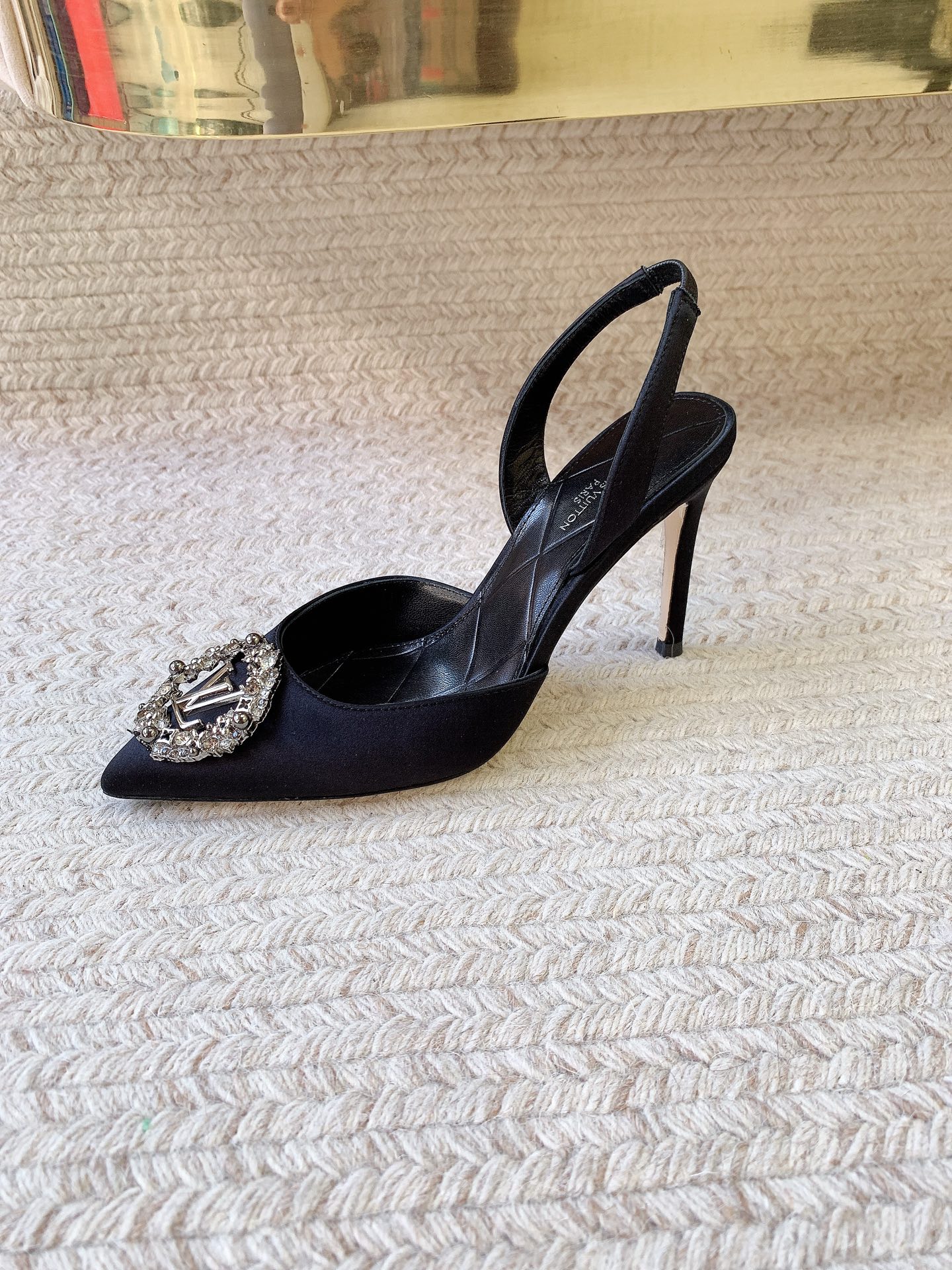 NO:707471,The Loui* Vuitto* GALA series redefines luxurious colors with the luster of silk satin and the dazzling rhinestone logo. Each pair is a work of art, which can be the eye-catching focus at a dinner party or inject extraordinary style into daily wear. Classic and versatile colors, such as deep black and pearl gray, are fashion that never ends, and can be easily worn whether commuting, dating or dinner.  Eye-catching colors such as rose red, lake blue, and gradient malachite green. These highly saturated colors can instantly light up the overall look. They are eye-catching tools for parties, vacations, or daily outings. Each color has been carefully blended and can be perfectly blended with the silk satin material to present the most advanced texture. Size 34-42 (34 40 41 42 is custom-made and non-returnable), high heels and sandals, louis vuitton, sandals, high heels19860909Loui* Vuitto* GALA系列,用丝缎的光泽和璀璨的水钻Logo,重新定义了奢华的色彩.每一双都是艺术品,既可以是晚宴上的夺目焦点,也能为日常穿搭注入不凡格调. 经典百搭色如深邃黑、珍珠灰,是永不落幕的时尚,无论是通勤、约会还是晚宴,都能轻松驾驭. 亮眼吸睛色如玫红色、湖蓝色、渐变孔雀绿,这些高饱和度的色彩能瞬间点亮整体造型,是派对、度假或日常出街的吸睛利器. 每一种颜色都经过精心调配,能与丝缎材质完美融合,呈现出最高级的质感. 码数34-42（34 40 41 42定做不退换）,高跟鞋凉鞋,louis vuitton,sandals,high heels,Women's Shoes