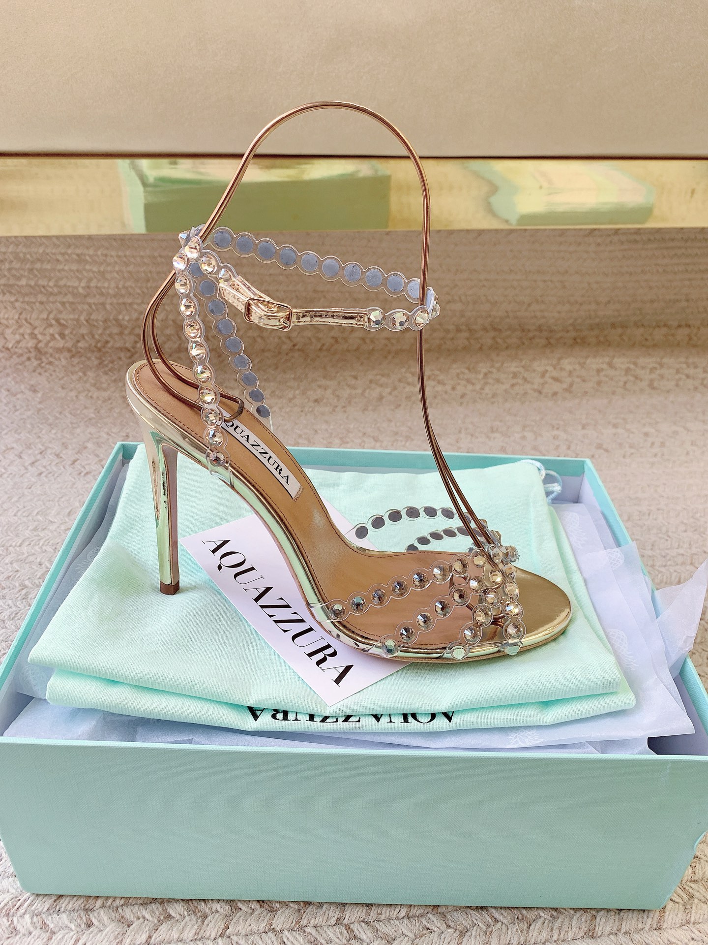 NO:721727,Sandals Aquazzur* | Wear luxury into daily life. Gold and silver two-tone metal upper, suitable for different styles. Exquisite rhinestone inlay, walking with light but not ostentatious. Designed to fit the foot shape, good-looking and comfortable. The important thing is not how many you have, but that every piece is worth it. Sandals, sandals19860909凉鞋 Aquazzur* | 把奢华穿成日常 金银双色金属鞋面,适配不同风格 水钻镶嵌精致,走路带光却不张扬 设计贴合脚型,好看也舒服 重要的不是拥有多少,而是每一件都值得.,凉鞋,sandals,Women's Shoes