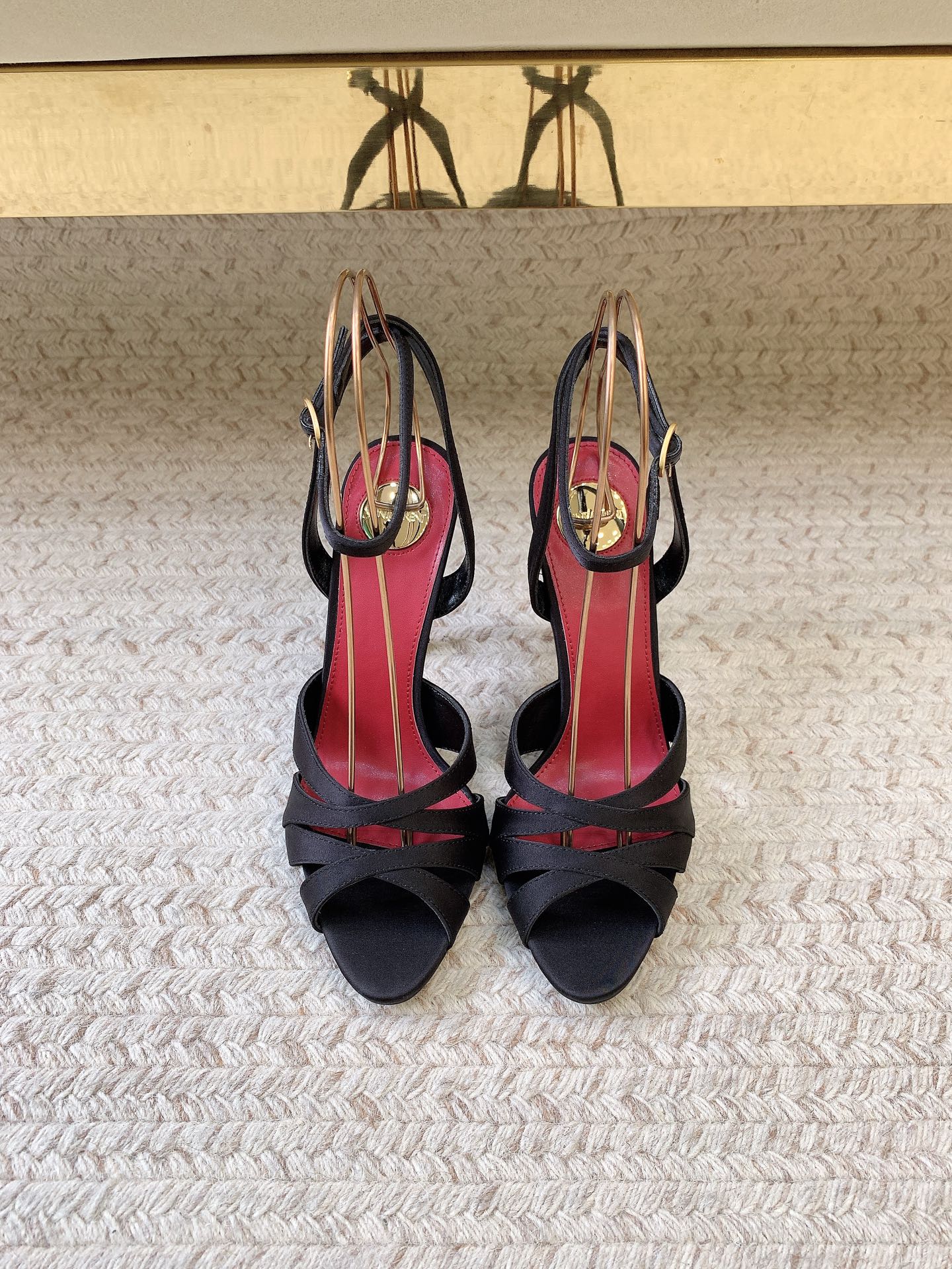 NO:927880,SAIN LAUREN* Tribute series black sole strap sandals. Simple features. Iconic color matching black sole with red lining, high brand recognition. Textured fabric with fine satin, soft and high-grade luster. Cross-strap design to modify the foot shape, fit and slim. Comfortable high-heeled shoes with curved heel to fit the foot shape, stable and not tiring. Rich colors: black/rose red/caramel/mustard yellow. Classic retro middle-aged popular style, long-lasting. Size 35-42 (40)  41 42 Customized (non-refundable), high heels, saint laurent, saint laurent, sandals, high heels19860909SAIN LAUREN*  圣罗兰 Tribute系列 黑底绑带凉鞋 简约特点 标志性配色黑底配红内里,品牌辨识度高 质感面料细腻缎面,光泽柔和高级 修饰脚型交叉绑带设计,贴合显瘦 舒适高跟鞋跟弧度贴合脚型,稳而不累 色彩丰富黑/玫红/焦糖/芥末黄多色可选 经典复古中古热门款,历久弥新 码数35-42（40 41 42 定做不退换）,高跟鞋,saint laurent,saint laurent,sandals,high heels,Women's Shoes