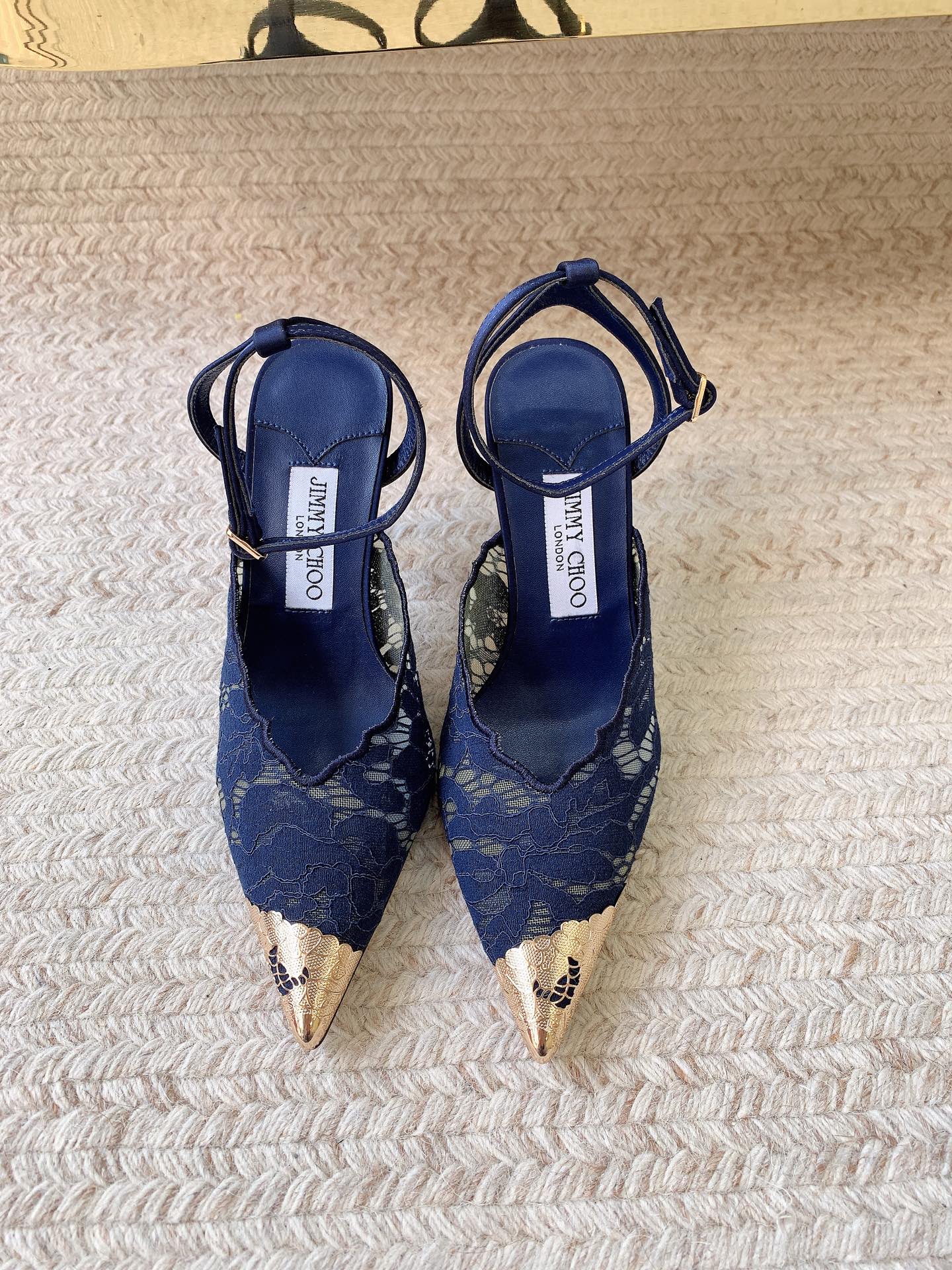 NO:751122,Jimmy Cho* core design French lace hollow + metal toe cap, sexy and noble, the same style as celebrity red carpet and bride wedding shoes. Material details imported eyelash lace, light and breathable without scratching the skin; metal toe cap is anti-kick and wear-resistant, and does not feel distressed in daily wear. High heels, jimmy choo, high heels19860909Jimmy Cho*  核心设计法式蕾丝镂空+金属包鞋头,性感又显贵,是明星红毯、新娘婚鞋的同款. 材质细节进口睫毛蕾丝,轻盈透气不扎肤；金属鞋头防踢耐磨,日常穿也不心疼.,高跟鞋,jimmy choo,high heels,Women's Shoes