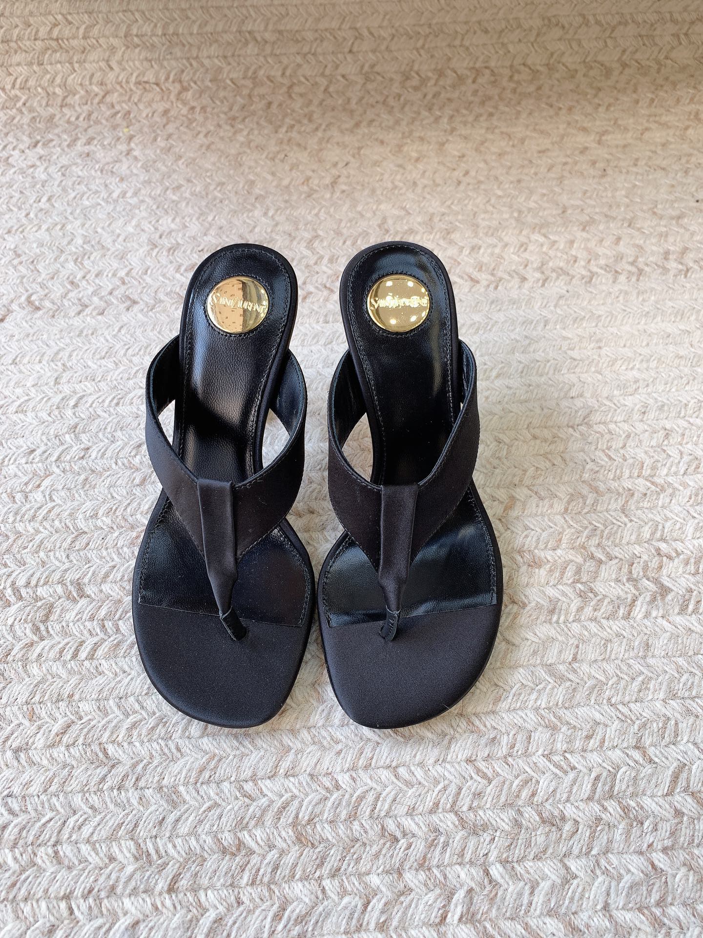 NO:928293,Thin heel, letter heel SAIN LAUREN* Yves Saint Laurent fried lazy slippers｜Logo welded on the heel Cross satin + iconic YSL gold heel, you will look noble when you step on it. Muller half drag design, one step out, commuting/dating/disc to kill. Black satin is versatile and does not pick clothes. Sisters who know the stuff can directly lock the code!  ,high heels,saint laurent,saint laurent,saint laurent,high heels19860909细跟 字母跟 SAIN LAUREN* 圣罗兰王炸懒人拖｜把Logo焊在鞋跟上 交叉缎面+标志性YSL金跟,踩上即显贵 穆勒半拖设计,一脚蹬出门,通勤/约会/蹦迪通杀 黑色缎面百搭不挑衣,懂货的姐妹直接锁码！,高跟鞋,saint laurent,saint laurent,saint laurent,high heels,Women's Shoes