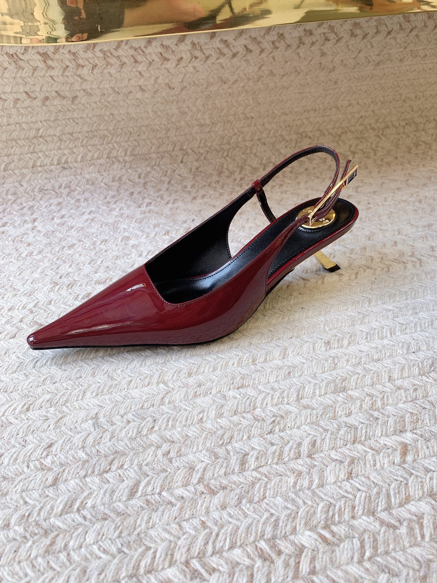 NO:927972,SAIN LAUREN* pointed toe back empty sandals. This pair is the 'evergreen tree' in the shoe cabinet. The pointed toe design modifies the foot shape and is exquisite to the toes. Golden round buckles are embellished with low-key luxury. Whether it is worn with suit trousers for commuting or with a small dress for a banquet, the temperament is directly controlled. Size 35-40 (custom-made 40 non-returnable), high heels, saint laurent, sandals, high heels, skirts, business suit19860909SAIN LAUREN* 尖头后空凉鞋 这一双就是鞋柜里的“常青树” 尖头设计修饰脚型 精致到脚尖 金色圆扣点缀 低调中透着奢华 无论是搭配西装裤通勤 还是配小礼裙赴宴 气质这一块 直接拿捏 码数35-40（40定做不退换）,高跟鞋,saint laurent,sandals,high heels,skirts,business suit,Women's Shoes