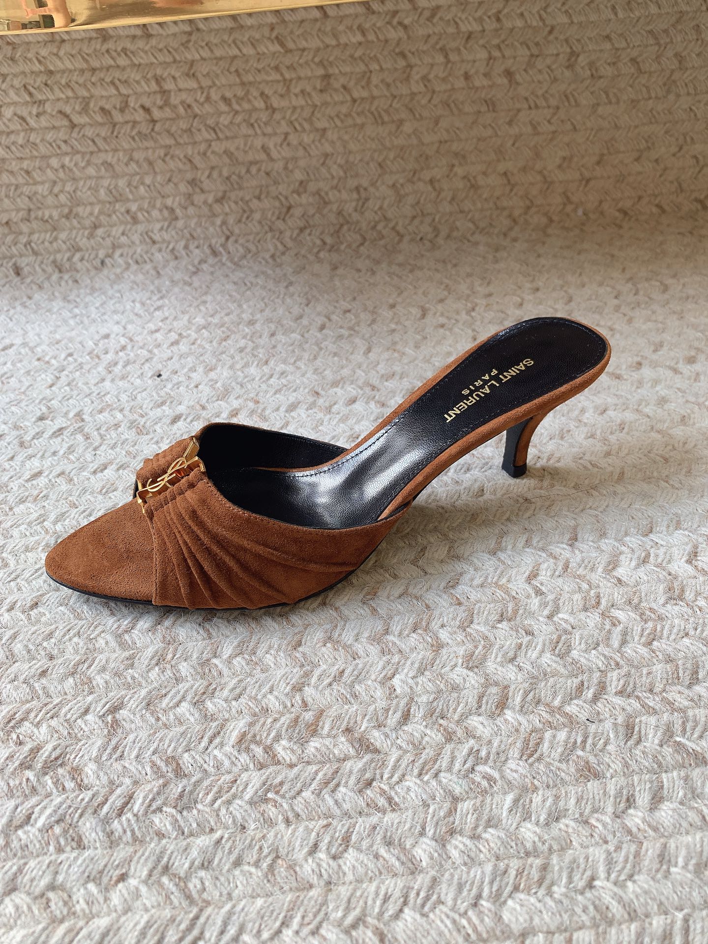 NO:927935,Sandals Slippers SAIN LAUREN* caramel suede series | The perfect collision of retro and sexy Italian handmade suede, fine suede with soft light Golden YSL metal label, low-key to show identity Two versions of pointed toe/muller, suitable for all occasions Stilous heel design, walking steadily and showing long legs Caramel brown tone, full of autumn and winter atmosphere Size 34-42 (34 40 41  42 (customized, non-refundable), high heels, saint laurent, saint laurent, sandals, high heels, slippers, chamois leather19860909凉鞋 拖鞋 SAIN LAUREN*焦糖麂皮系列 | 复古与性感的完美碰撞 意大利手工麂皮,细腻绒面自带柔光 金色YSL金属标,低调彰显身份 尖头/穆勒两种版型,适配所有场合 细跟设计,走路稳又显腿长 焦糖棕调,秋冬氛围感拉满 码数34-42（34 40 41 42定做不退换）,高跟鞋,saint laurent,saint laurent,sandals,high heels,slippers,chamois leather,Women's Shoes