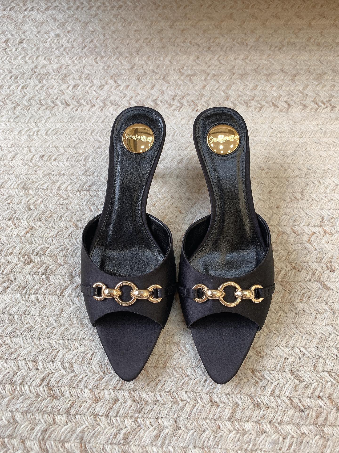 NO:928347,SAIN LAUREN* Saint Laurent classic horsebit half-drag, a fusion of retro aesthetics and modern sexy, metal buckles inject the brand soul, pointed stiletto heel elongated proportions, slip-on design adapts to multiple scenes, easily create an effortless sense of luxury. Heel height 6.5cm, size 35-41 (40 41 customized, non-returnable), high heels, saint laurent, saint laurent, high heels19860909SAIN LAUREN*圣罗兰 经典马衔扣半拖 复古美学与现代性感的融合,金属扣饰注入品牌灵魂,尖头细跟拉长比例,一脚蹬设计适配多元场景,轻松打造毫不费力的高级感. 跟高6.5cm 码数35-41（40 41定做不退换）,高跟鞋,saint laurent,saint laurent,high heels,Women's Shoes
