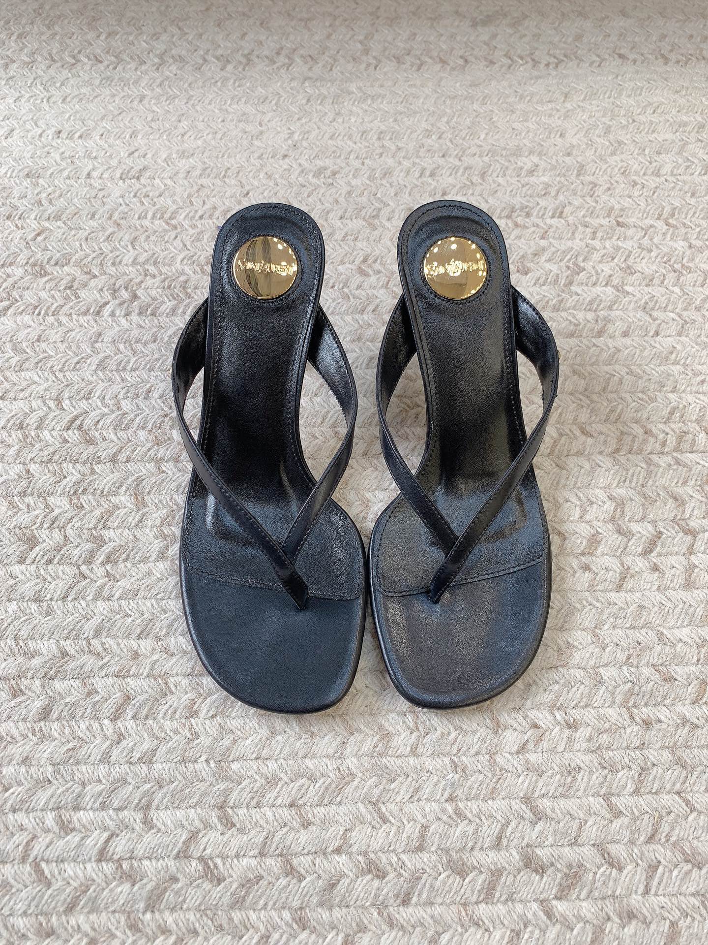 NO:928339,SAIN LAUREN* Gold round label thong toe stiletto sandals. Minimalist lines, metal markings. Multi-color hair. Instantly transform your feet into an atmospheric beauty. A must-have for spring and summer wear. Close your eyes and enter. Heel height 7.5cm. Size 35-41 (49 41 is custom-made and non-refundable). High heels, saint laurent, high heels.19860909SAIN LAUREN* 金色圆标夹趾细跟凉拖 极简线条,金属标点睛 多色齐发,上脚秒变氛围感美女 春夏穿搭刚需,闭眼入 跟高 7.5cm 码数 35-41（49 41定做不退换）,高跟鞋,saint laurent,high heels,Women's Shoes