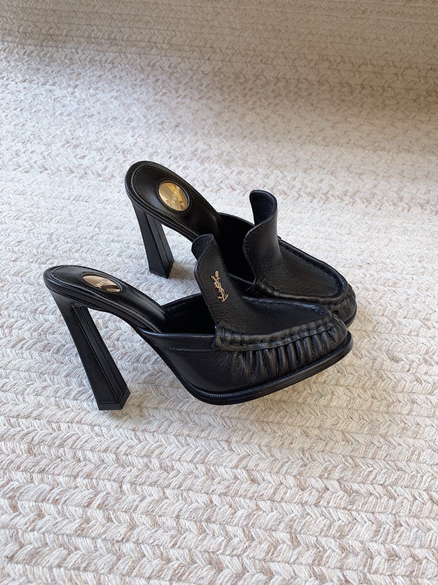 NO:927959,SAIN LAUREN* high-heeled slides/shorts are really amazing!  The iconic small gold label is super noble, the pleated details are full of texture, the thick heels are not tiring to walk on, and the one-leg design is super convenient. A must-have item for summer outings, just go for it!  Size: Heel height 10.5cm, Size 34-42 (34, 40, 41, 42 are customized and non-refundable), high heels, saint laurent, high heels19860909SAIN LAUREN* 高跟拖/凉真的太绝了！标志性小金标超显贵,褶皱细节质感拉满,粗跟走路不累脚,一脚蹬设计超方便.夏日出街必备神器,直接冲！ 码数 跟高10.5cm 码数34-42（34 40 41 42定做不退换）,高跟鞋,saint laurent,high heels,Women's Shoes
