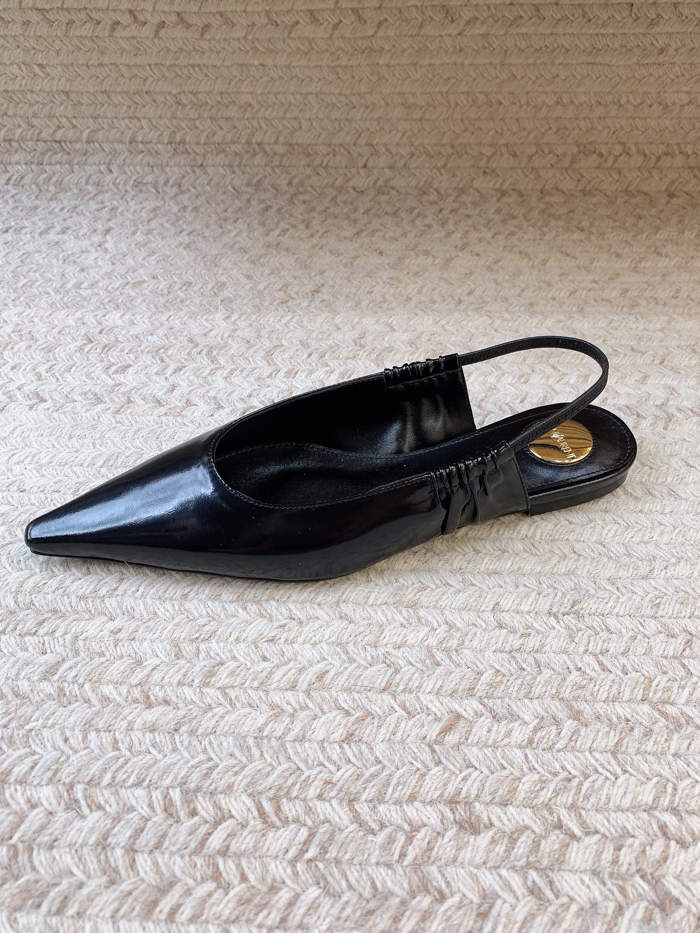 NO:927947,SAIN LAUREN* Babylone series point-toe mules. The upper is made of glossy oil-waxed leather, with a delicate and shiny texture. The pointed toe and back strap have a classic structure to outline the line of the foot. The golden metal round mark on the heel is the brand's iconic design. The interior of the shoe is lined with genuine leather for a comfortable foot feel. Multiple colors are available to suit different styles. Sizes 35-41 (40 and 41 are customized and non-refundable), sandals, saint laurent, sandals19860909SAIN LAUREN* Babylone系列尖头穆勒鞋.鞋面为亮面油蜡皮,质感细腻有光泽.尖头加后绊带经典结构,勾勒足部线条.后跟金色金属圆标为品牌标志性设计.鞋内真皮衬里,脚感舒适.多色可选,适配不同风格穿搭. 码数35-41（40 41定做不退换）,凉鞋,saint laurent,sandals,Women's Shoes
