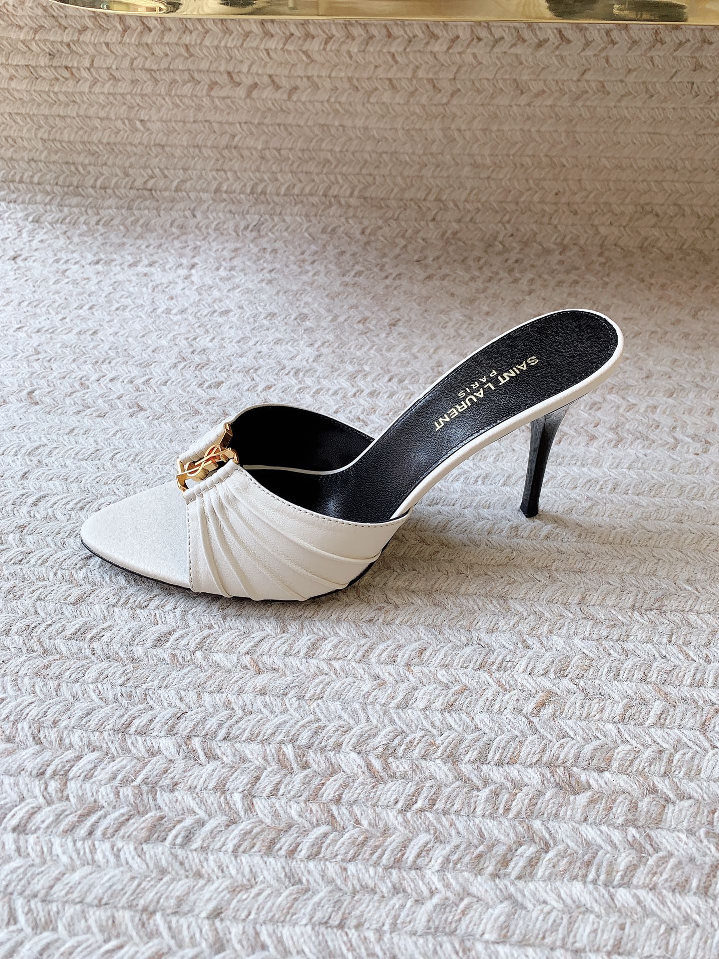 NO:927960,SAINT LAUREN* white shoes collection | French elegant ceiling pleated texture with iconic YSL metal buckle, high-heeled models are neat and sexy, and flat-soled models are lazy and casual., slippers, saint laurent, saint laurent, slippers19860909SAINT LAUREN*白色系鞋履合集｜法式优雅天花板 褶皱肌理搭配标志性YSL金属扣,高跟款利落性感,平底款慵懒随性.,拖鞋,saint laurent,saint laurent,slippers,Women's Shoes