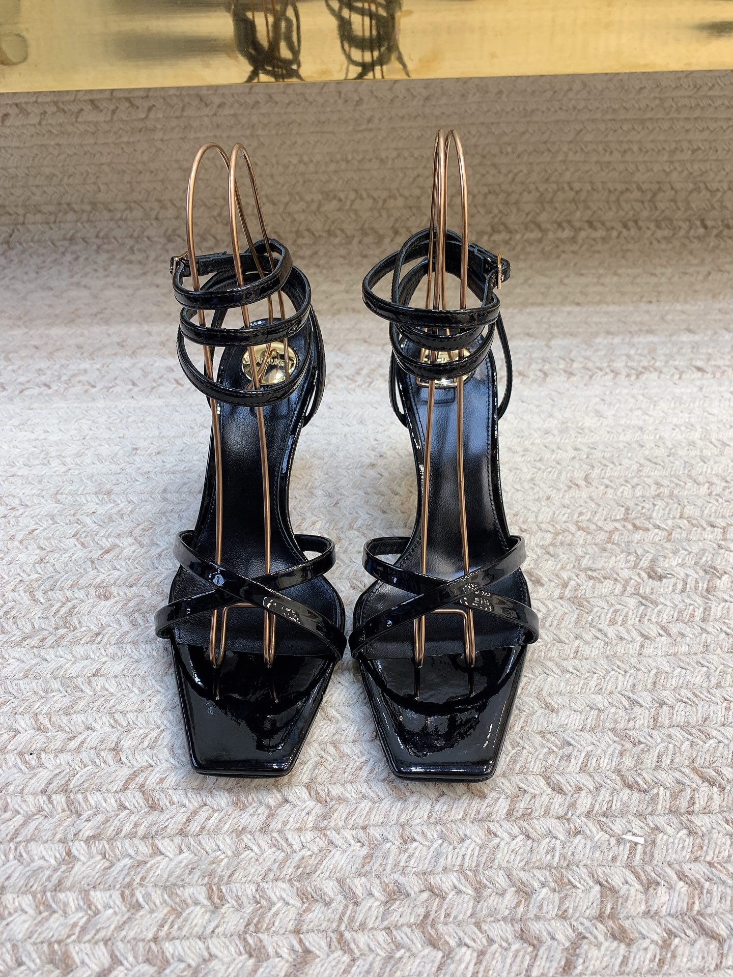 NO:927934,SAIN LAUREN* Opyum series patent leather high-heeled sandals, the brand's iconic Cassandre metal heel, is the soul design engraved in the brand's DNA. The shiny patent leather texture is high-end, the square toe strap outlines the slender foot shape, and the upper foot has a cool and distant aura, showing its edge with every step. Heel height 8.5cm, size 34-41 (34 40 41), high heels, saint laurent, sandals, high heels19860909SAIN LAUREN* Opyum系列漆皮高跟凉鞋,品牌标志性Cassandre金属鞋跟,是刻入品牌DNA的灵魂设计.亮面漆皮质感高级,方头细带勾勒纤细脚型,上脚自带冷艳疏离的气场,每一步都尽显锋芒. 跟高8.5cm 码数34-41（34 40 41）,高跟鞋,saint laurent,sandals,high heels,Women's Shoes