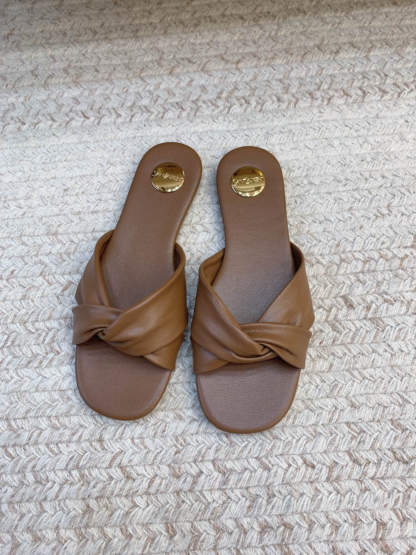 NO:928312,SAIN LAUREN* Knotted flat sandals, a comfortable ceiling in summer. The soft and waxy lambskin is skin-friendly and does not abrade the feet. The gentle kink design brings a sense of laziness. The metal gold label inside the shoe low-key highlights the brand., slippers, saint laurent, slippers, sheepskin19860909SAIN LAUREN* 扭结平底凉拖,夏日舒适天花板.软糯小羊皮亲肤不磨脚,温柔扭结设计自带慵懒感,鞋内金属金标低调彰显品牌.,拖鞋,saint laurent,slippers,sheepskin,Women's Shoes