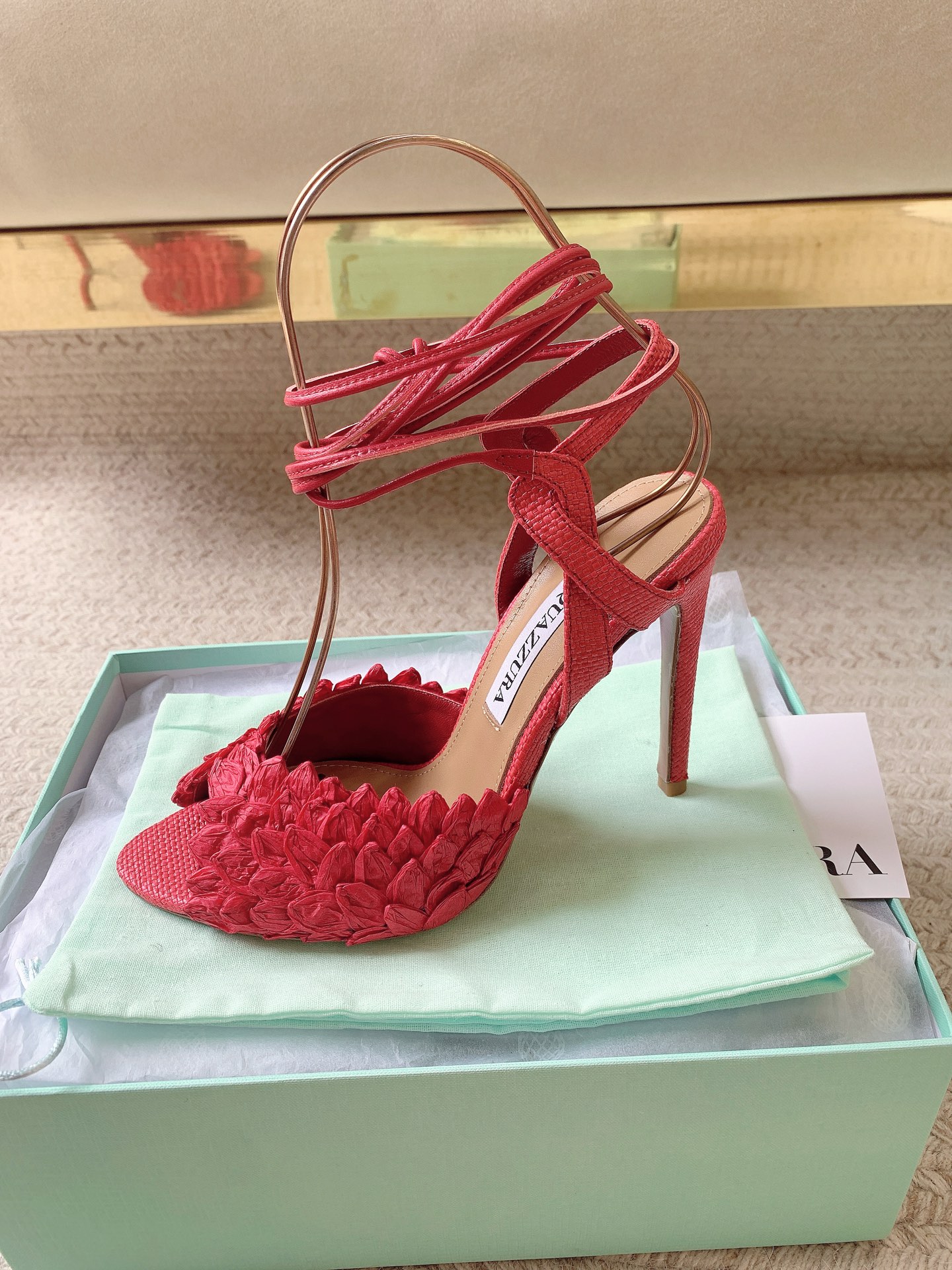 NO:868924,Aquazzur* petal sandals. The upper is made of hand-woven three-dimensional petals, and the layers are stacked to present a natural texture. There are two types of shoes: strappy high heels and mules slippers. The stiletto design takes into account both sophistication and comfort. The brand's exclusive logo is printed on the inside of the shoes, and the classic four colors are available. They are the brand's most recognizable iconic shoes. Size 35-43 (40 41 42 43 is custom-made and non-returnable), high-heeled shoes and slippers, sandals, high heels, slippers19860909Aquazzur*花瓣凉鞋.鞋面采用手工编织立体花瓣工艺,层层堆叠呈现自然肌理.提供绑带高跟与穆勒拖鞋两种鞋型,细高跟设计兼顾精致与舒适度.鞋内印有品牌专属标识,经典四色可选,是品牌极具辨识度的标志性鞋履. 码数35-43（40 41 42 43定做不退换）,高跟鞋拖鞋,sandals,high heels,slippers,Women's Shoes