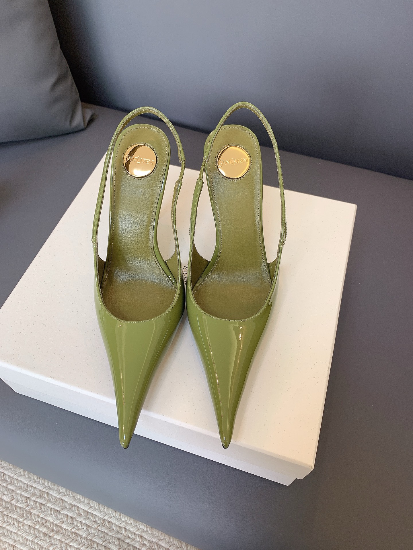 NO:927860,Heel height 11cm SAIN LAUREN* Pointed toe hollow back stilettos, the extremely sharp toe is the brand's iconic design. The glossy patent leather upper has an outstanding texture, and the golden logo inside the shoe shows its authenticity. The stiletto heel is neatly cut and available in multiple colors. It has a high-end atmosphere on the foot, elegant and sharp., high heels, saint laurent, high heels19860909跟高11cm SAIN LAUREN* 尖头后空细跟鞋,极致尖锐鞋头是品牌标志性设计.亮面漆皮鞋面质感出众,鞋内金色logo彰显正品身份.细跟剪裁利落,多色可选,上脚自带高级氛围感,优雅又有锋芒.,高跟鞋,saint laurent,high heels,Women's Shoes