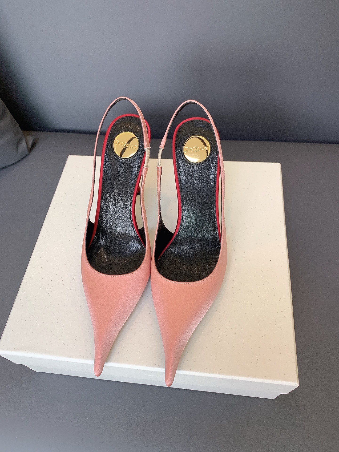 NO:927923,SAIN LAUREN*'s signature extremely pointed toe and empty back, with a matte satin texture that is high-end and restrained. The contrasting color lining adds a sense of hierarchy, and the bronzing circular brand logo inside the shoe makes it more recognizable. The sharp knife-shaped toe box modifies the foot shape, and the stiletto heel accurately elongates the proportion of the leg. It is available in multiple colors and brings cool elegance. High heels, saint laurent, high heels19860909SAIN LAUREN* 标志性极尖头后空,哑光缎面质感高级内敛.撞色内里增添层次感,鞋内烫金圆形品牌标辨识度拉满.利落刀削式鞋头修饰脚型,细跟精准拉长腿部比例,多色可选,自带冷艳贵气.,高跟鞋,saint laurent,high heels,Women's Shoes