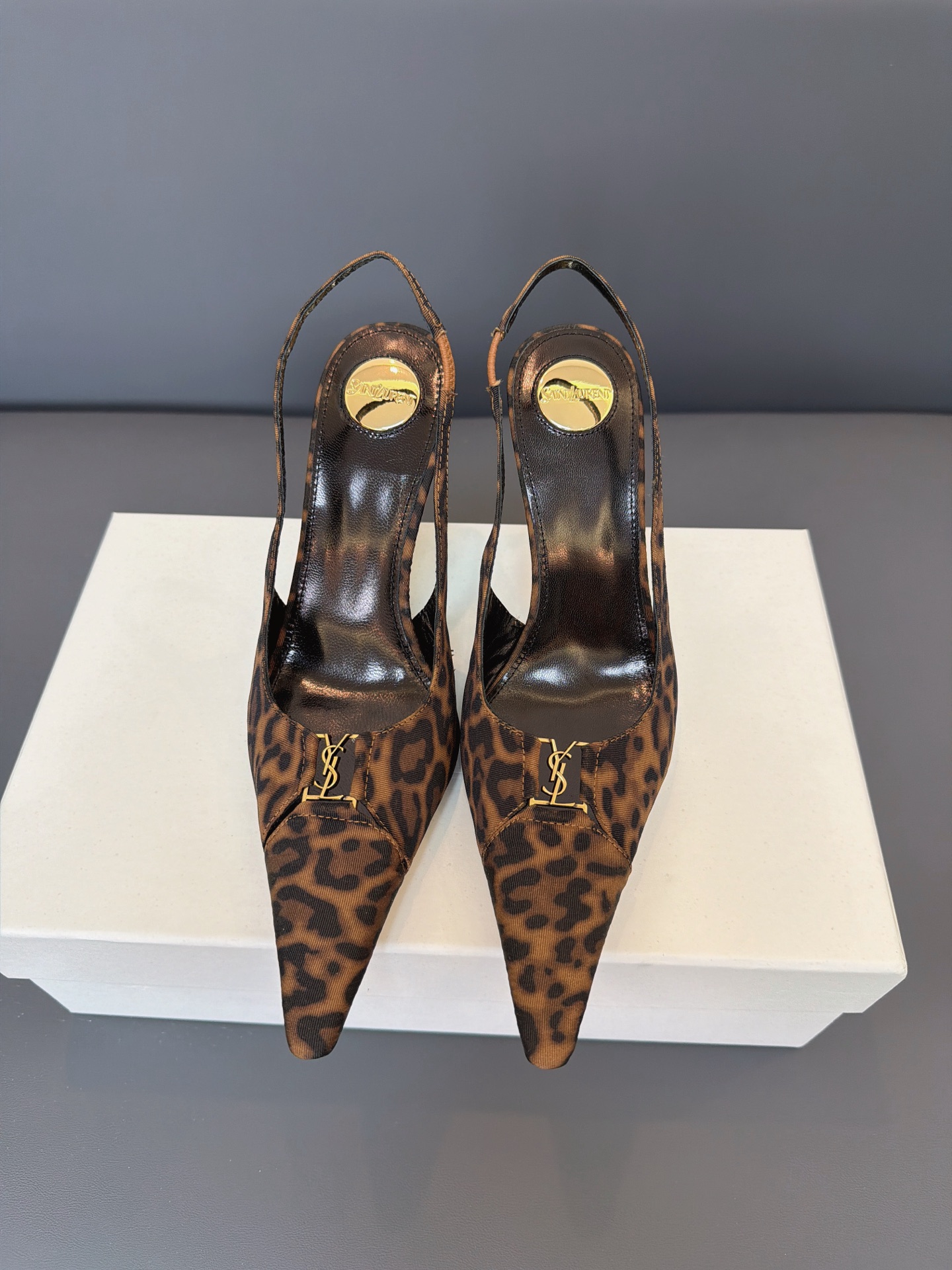 NO:927948,Slippers Sandals SAIN LAUREN* Leopard print series shoes are made of high-definition leopard print fabrics and matched with the brand's iconic metal buckles. There are two heel types available: stiletto heel and kitten heel. The pointed toe cut optimizes the proportions. The slingback and mules shoes have their own styles. The texture and aura are both online, suitable for a variety of styles. High heels, saint laurent, sandals, high heels, slippers19860909拖鞋 凉鞋 SAIN LAUREN* 豹纹系列鞋款,采用高定感豹纹面料,搭配品牌标志性金属饰扣.细高跟、猫跟两种跟型可选,尖头剪裁优化比例,露跟与穆勒鞋型各有风格,质感与气场双在线,适配多种风格.,高跟鞋,saint laurent,sandals,high heels,slippers,Women's Shoes