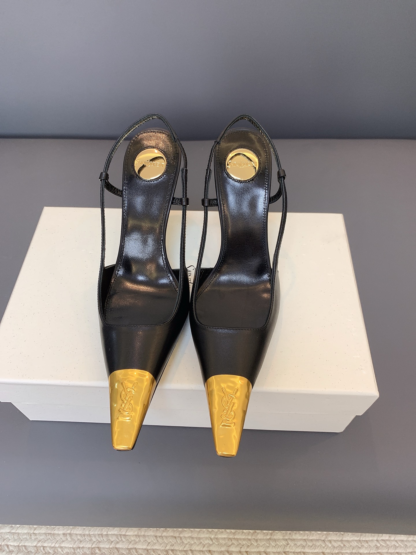 NO:927913,SAIN LAUREN* YSL metal pointed toe high heels, a textured choice full of details. Delicate first-layer leather upper, clear metal toe texture, and exclusive brand logo embossed on the toe. The pointed toe curve fits the foot shape, the back strap is adjustable and elastic, the stiletto heel is stable and not tiring, and the texture is visible to the naked eye., high heels, saint laurent, saint laurent, high heels19860909SAIN LAUREN* YSL金属尖头高跟,细节拉满的质感之选.细腻头层皮革鞋面,金属鞋头纹理清晰,鞋头压印专属品牌标识.尖头弧度贴合脚型,后绊带可调节松紧,细高跟稳固不累,质感肉眼可见.,高跟鞋,saint laurent,saint laurent,high heels,Women's Shoes