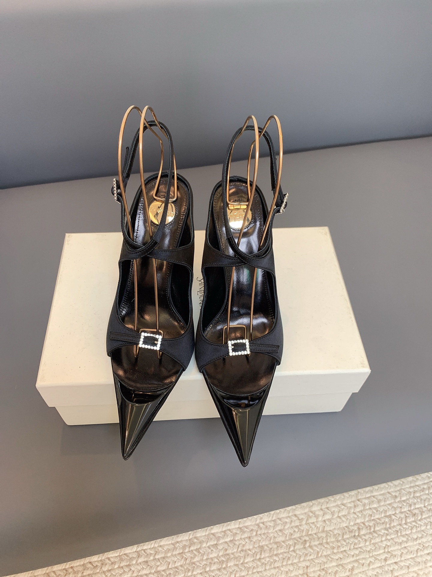 NO:927878,SAIN LAUREN* pointed-toe patent leather high heels, decorated with rhinestone square buckles on the vamp, with neat lines. The back strap is equipped with a thin strap structure, which fits the line of the foot. The shiny patent leather material has its own luster, and the shoe shape modifies the outline, combining neat aura and exquisite details, highlighting the high-end texture. Size 35-42 (40 41 42 43 is customized and non-returnable) Size 10.5cm, high heels, saint laurent, high heels19860909SAIN LAUREN* 尖头漆皮高跟,鞋面饰有水钻方扣,线条利落.后绊带搭配细带结构,贴合足部线条.亮面漆皮材质自带光泽,鞋型修饰轮廓,兼具利落气场与精致细节,凸显高级质感. 码数35-42（40 41 42 43定做不退换） 码数10.5cm,高跟鞋,saint laurent,high heels,Women's Shoes