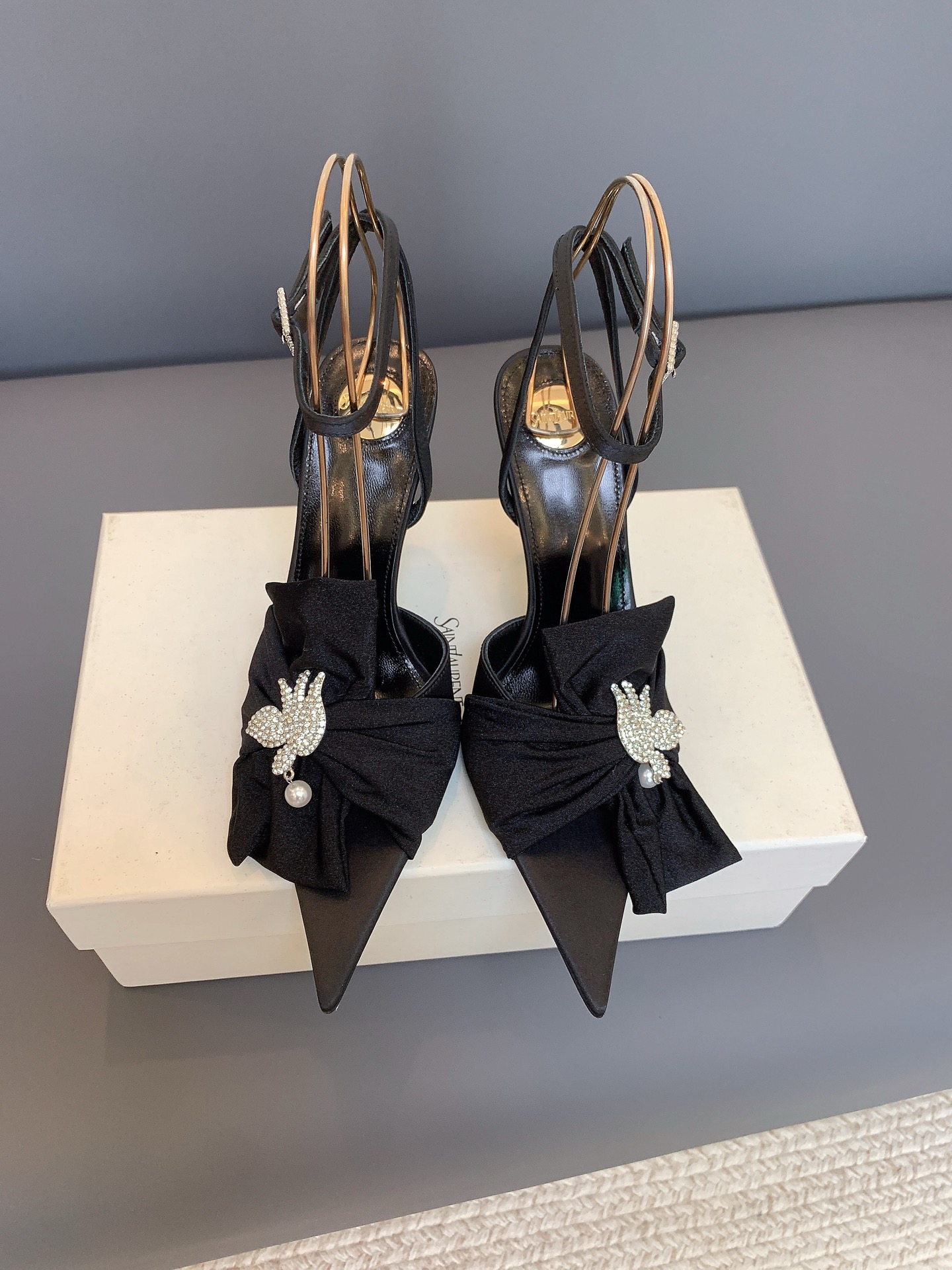 NO:927886,SAIN LAUREN* pointed-toe satin high heels, pleated upper design with rhinestone pearl flower decoration. Double thin strap buckle fastening, neat lines. The shoe shape modifies the foot contour, glossy satin and diamond decorations collide, highlighting the exquisite texture, both elegant and recognizable. Size 35-43 (40 41 42 43 customized non-returnable) Heel height 10.5cm, high heels, saint laurent, high heels19860909SAIN LAUREN* 尖头缎面高跟,鞋面褶皱设计搭配水钻珍珠花饰.双细带搭扣固定,线条利落.鞋型修饰足部轮廓,光泽缎面与钻饰碰撞,凸显精致质感,兼具优雅与辨识度. 码数35-43（40 41 42 43定做不退换） 跟高10.5cm,高跟鞋,saint laurent,high heels,Women's Shoes