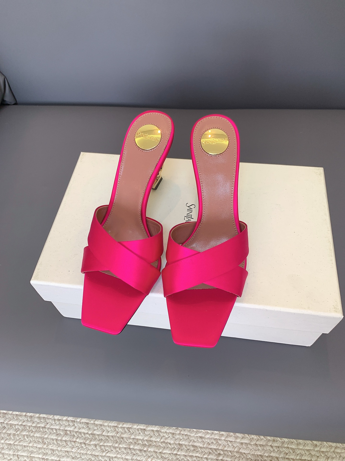 NO:928320,SAIN LAUREN* satin cross-strap high-heeled sandals, with cool lines to interpret the aura of a royal lady, the satin material has its own high-end luster, the cross-straps modify the foot lines, the square-toe stilettos optimize the proportions, the brand logo is presented in a low-key manner, no redundant design, and has a distant and charming temperament. Size 34-42 (34 40 41 42 is custom-made and non-refundable), high heels, saint laurent, high heels19860909SAIN LAUREN* 缎面交叉带高跟凉拖,以冷感线条诠释御姐气场,缎面材质自带高级光泽,交叉带修饰足部线条,方头细跟优化比例,品牌标识低调呈现,无多余设计,自带疏离又迷人的气质. 码数34-42（34 40 41 42定做不退换）,高跟鞋,saint laurent,high heels,Women's Shoes