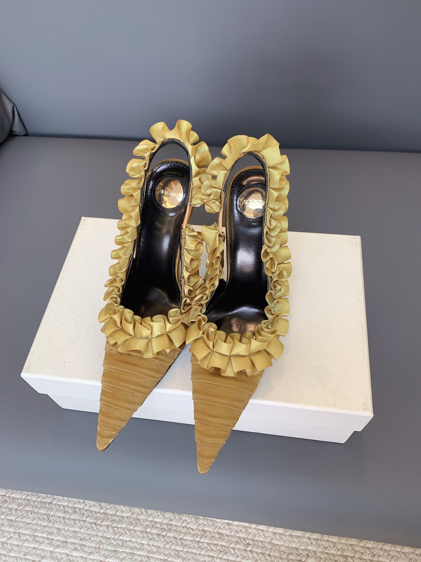 NO:927903,SAIN LAUREN* ruffled satin high-heeled sandals interpret cold aesthetics with sharp lines. The three-dimensional ruffles at the mouth bring cool tension, the pointed stiletto heels elongate the leg lines, the satin material has high-end luster, and the brand logo hides the details, giving it an alienating and charming aura. Size 35-43 (40 41 42 43 is custom-made and non-returnable) Heel height 10.5cm, high heels, saint laurent, sandals, high  heels19860909SAIN LAUREN* 荷叶边缎面高跟凉鞋,以尖锐线条诠释冷艳美学.鞋口立体荷叶边自带柔酷张力,尖头细跟拉长腿部线条,缎面材质自带高级光泽,品牌标识暗藏细节,自带疏离又迷人的气场. 码数35-43（40 41 42 43定做不退换） 跟高10.5cm,高跟鞋,saint laurent,sandals,high heels,Women's Shoes