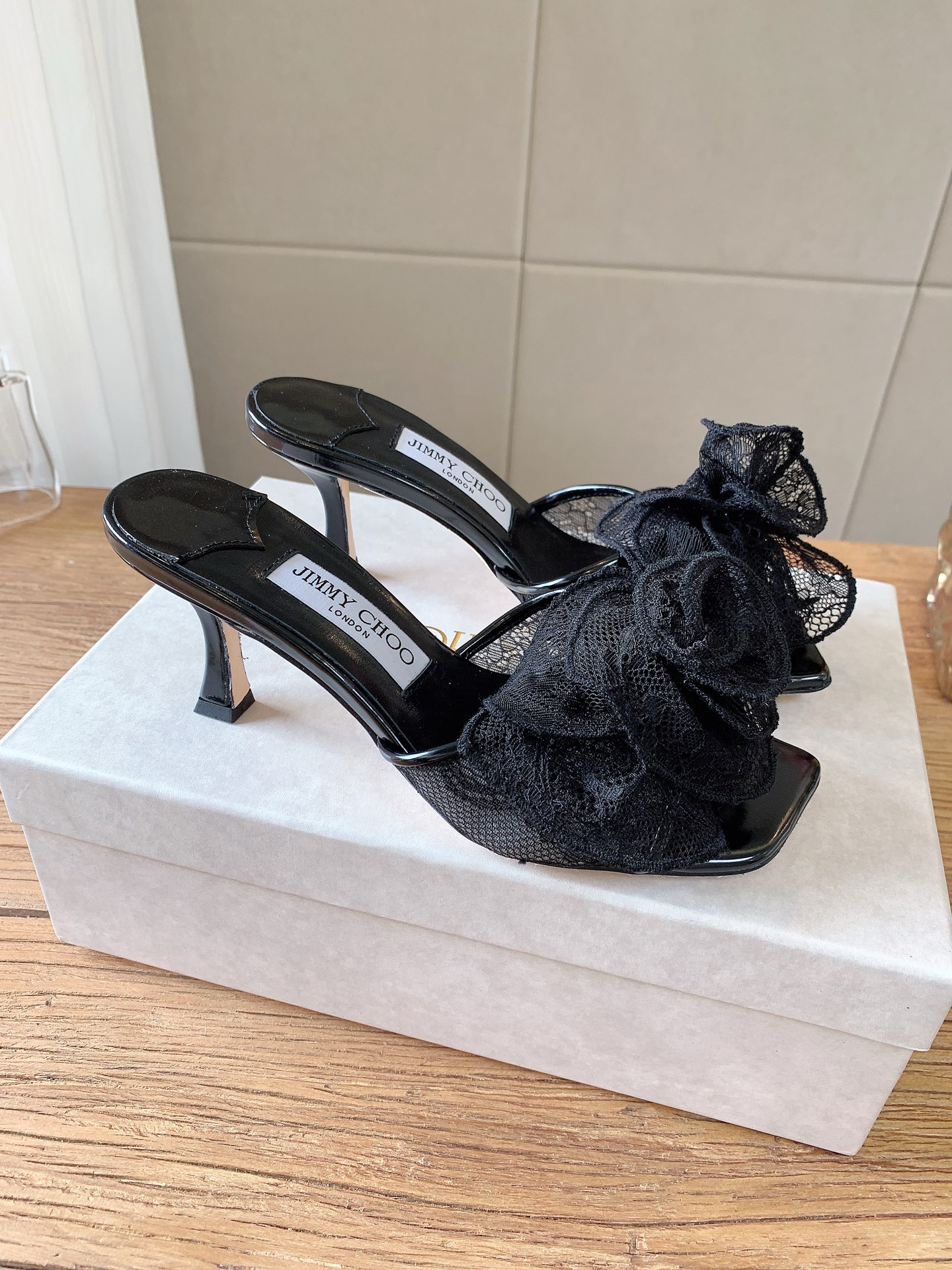 Черные туфли Jimmy Choo с кружевным декором