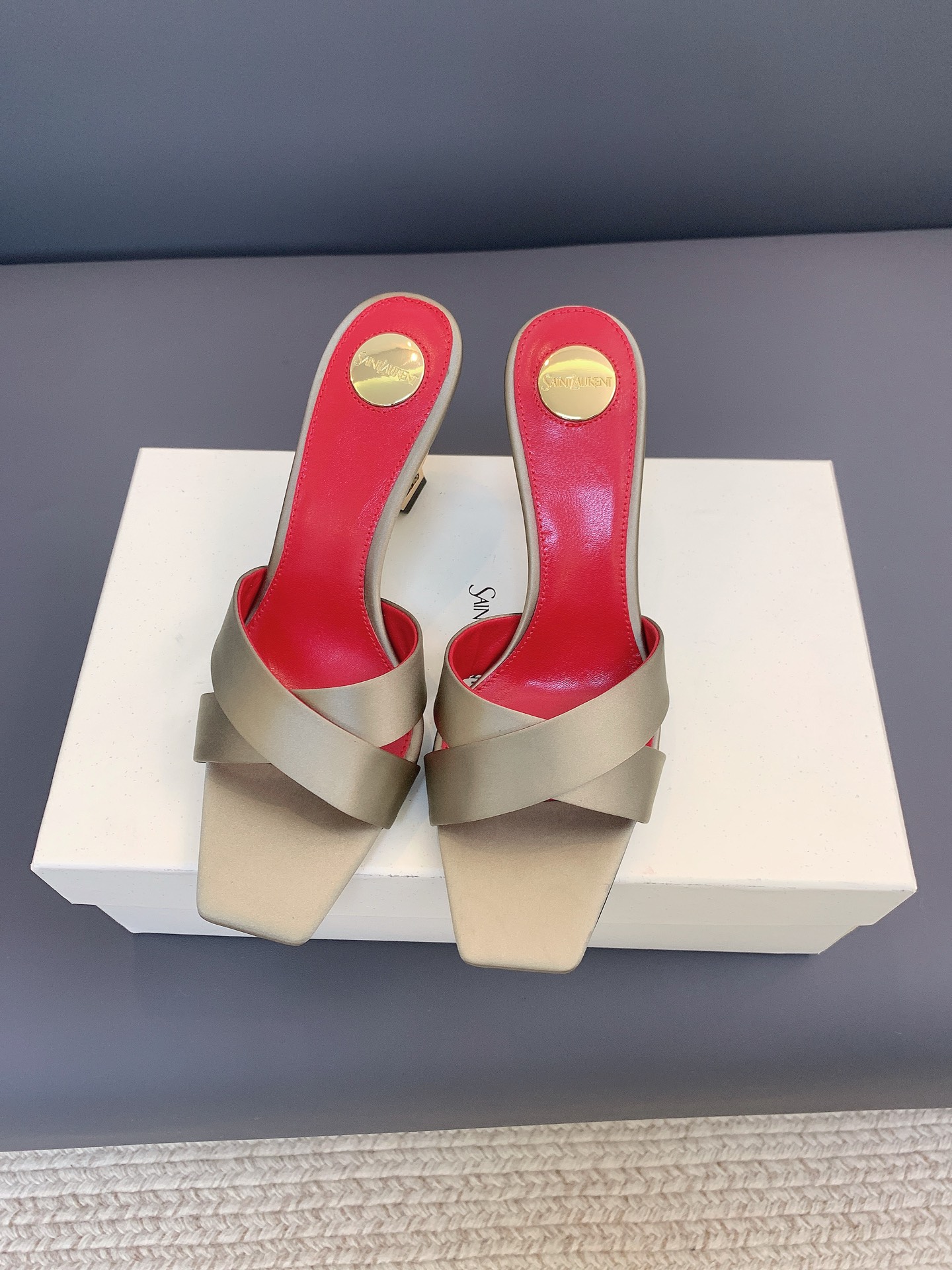 NO:928300,SAIN LAUREN* satin cross-strap high-heeled sandals, with cool lines to interpret the aura of a royal lady, the satin material has its own high-end luster, the cross-straps modify the foot lines, the square-toe stilettos optimize the proportions, the brand logo is presented in a low-key manner, no redundant design, and has a distant and charming temperament. Size 34-42 (34 40 41 42 is custom-made and non-refundable), high heels, saint laurent, high heels19860909SAIN LAUREN* 缎面交叉带高跟凉拖,以冷感线条诠释御姐气场,缎面材质自带高级光泽,交叉带修饰足部线条,方头细跟优化比例,品牌标识低调呈现,无多余设计,自带疏离又迷人的气质. 码数34-42（34 40 41 42定做不退换）,高跟鞋,saint laurent,high heels,Women's Shoes