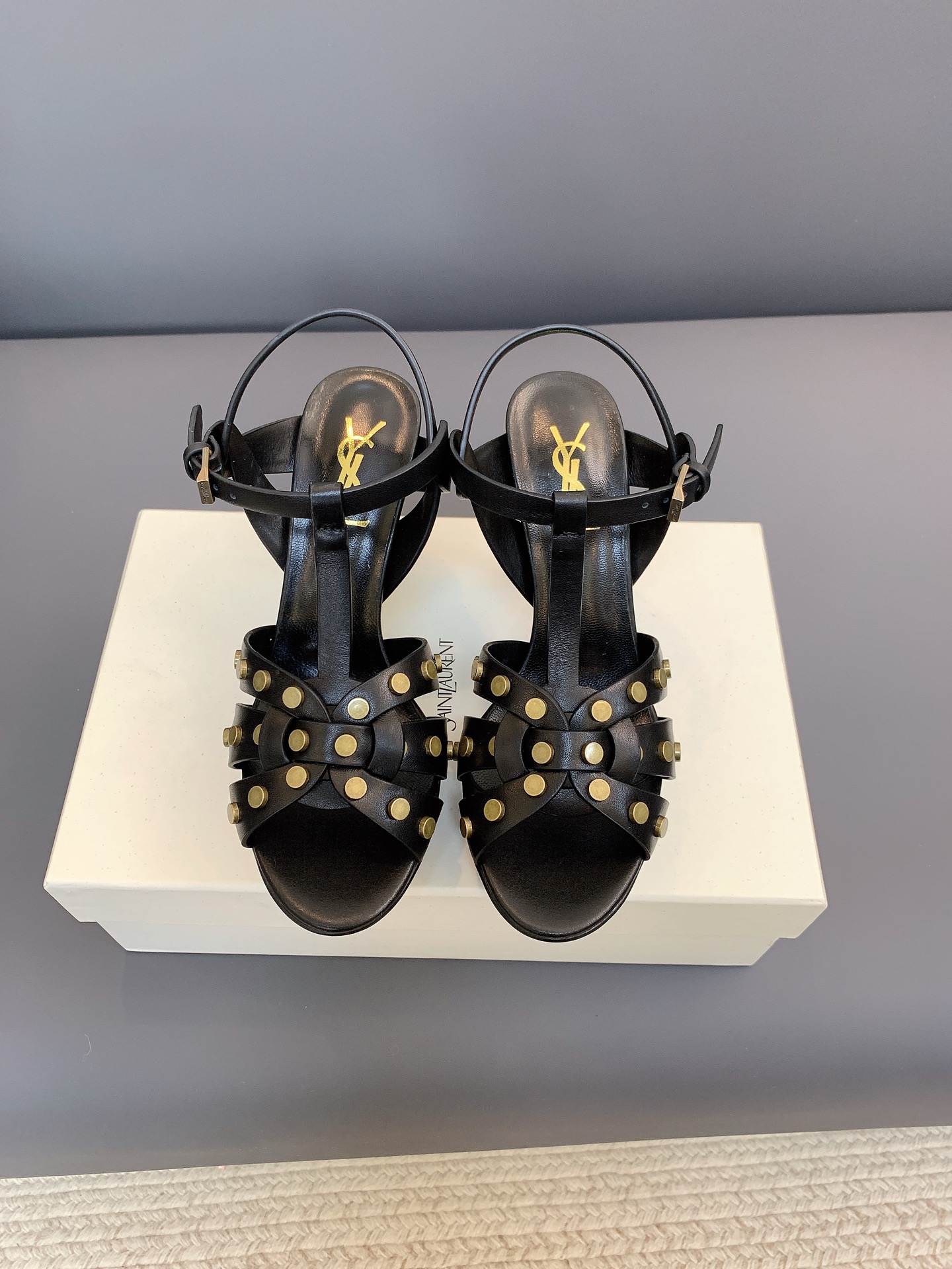 NO:927811,YSL retro rivet T-shaped thick heel sandals, made of Italian top-grain cowhide. The cross-woven upper is embellished with retro gold rivets, the T-shaped straps modify the instep, and the adjustable ankle strap fits the foot without rubbing. The thick heels are stable and not tiring, the leather insole is soft and skin-friendly, the caramel brown retro atmosphere is full, the pure black is cold and advanced, suitable for jeans and skirts, a versatile retro item in spring and summer., high heels, saint laurent, sandals, high heels, skirts, cowhide19860909YSL复古铆钉T型粗跟凉鞋,意大利头层牛皮打造.交叉编织鞋面点缀复古金铆钉,T字绑带修饰脚面,可调节踝带贴合不磨脚.粗厚鞋跟稳当不累脚,真皮内底柔软亲肤,焦糖棕复古氛围感拉满,纯黑冷艳高级,适配牛仔、裙装,春夏百搭复古单品.,高跟鞋,saint laurent,sandals,high heels,skirts,cowhide,Women's Shoes