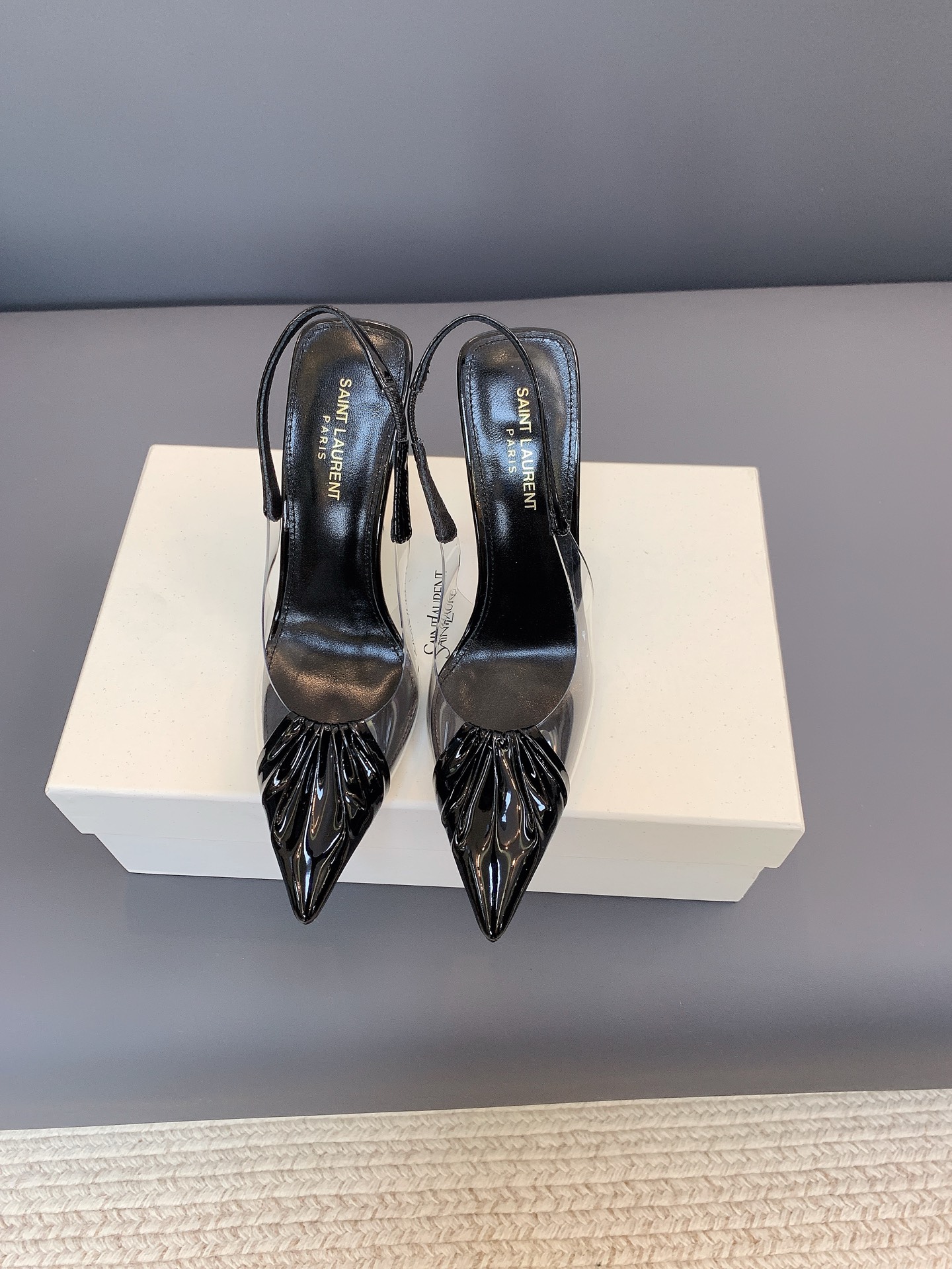 NO:927822,SAIN LAUREN* transparent back strap high heels, with pleated glossy patent leather on the toe, the transparent shoe body makes the legs slender and slim. The ultra-fine metal high heels are high in proportion, the elastic back strap is stable and does not wear the feet, and the full leather lining takes into account both appearance and wearability. The red is bright and warm, and the pure black is cool and high-end. It can be worn with dresses, suits and jeans, and it is easy to match the atmosphere of a lady. The heel height is 10.5cm, and the size is 34-42 (34 40)  41 42 Customized (non-refundable), high heels, saint laurent, high heels, business suit19860909SAIN LAUREN*透明后绊带高跟鞋,鞋头褶皱亮面漆皮质感拉满,透明鞋身衬得双腿纤细修长.超细金属高跟拔高比例,弹力后带稳固不磨脚,全真皮内里兼顾颜值与穿着感.正红明艳热烈,纯黑冷艳高级,礼服、西装、牛仔都能搭,轻松拿捏氛围感御姐穿搭. 跟高10.5cm 码数34-42（34 40 41 42定做不退换）,高跟鞋,saint laurent,high heels,business suit,Women's Shoes