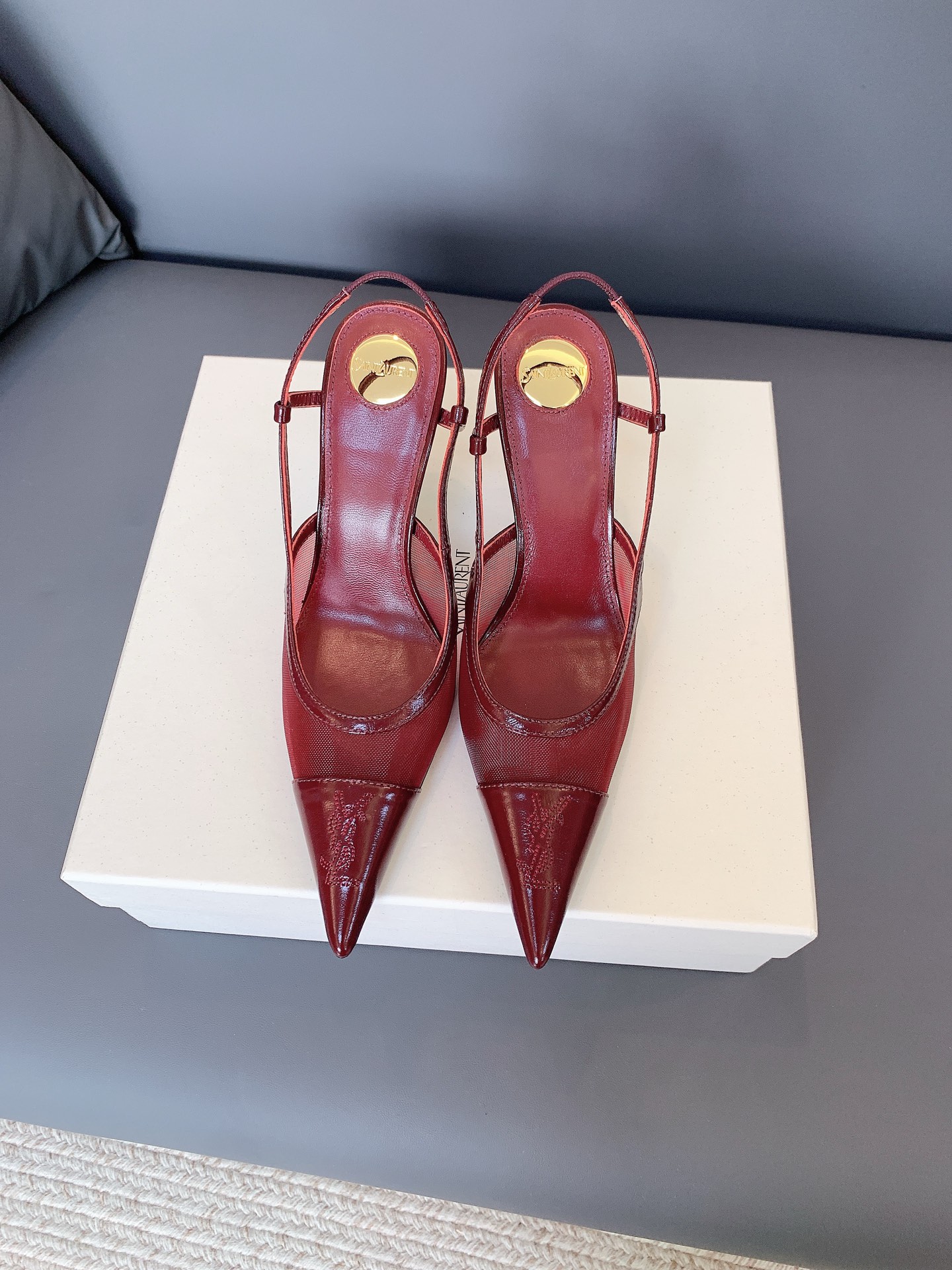NO:927801,Sandals Slippers SAIN  LAUREN* has an atmospheric pointed toe patent leather stiletto heel, you can choose from two versions, the slim back strap highlights the slender ankle, and the Muller half drag is lazy and casual. The shiny patent leather makes the skin white, the neat pointed toe visually makes the legs slimmer and longer, and the slender heel gently increases the height without being bulky and oppressive. Retro red has a sultry atmosphere, milky white is gentle and age-reducing, and black is versatile. Pair it with suspenders and slim dresses, and you can easily create a refined pure desire look on dates.  Heel height 9cm, size 34-43 (40 41 42 43 customized, non-refundable), high heels, saint laurent, sandals, high heels, slippers, skirts19860909凉鞋 拖鞋 SAIN LAUREN*氛围感尖头漆皮细高跟,双版型随心挑选,纤细后绊带衬出纤细脚踝,穆勒半拖慵懒随性.亮面漆皮衬得肤色白皙,利落尖头视觉显瘦显腿长,细跟温柔增高无笨重压迫感.复古红自带撩人氛围感,奶白温柔减龄,黑色百搭不出错,搭配吊带、修身连衣裙,约会轻松打造精致纯欲造型. 跟高9cm 码数34-43（40 41 42 43定做不退换）,高跟鞋,saint laurent,sandals,high heels,slippers,skirts,Women's Shoes