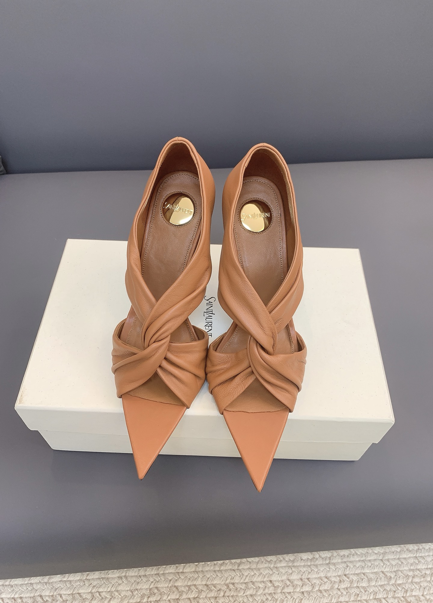NO:927877,SAIN LAUREN* twisted pointed toe high heels, classic sharp toe, elongates the leg shape in one second, three-dimensional twist design, minimalist details hidden in the middle, 105mm stiletto heels, directly full of aura, matte high-quality texture, versatile and easy to pick, commuting, dinner and date, suitable for all scenes, high heels, saint laurent, high heels19860909SAIN LAUREN* 扭结尖头高跟鞋 经典锋利尖头 一秒拉长腿型 立体扭结设计 极简中藏细节 105mm细高跟 气场直接拉满 哑光高级质感 百搭不挑衣 通勤晚宴约会 全场景适配,高跟鞋,saint laurent,high heels,Women's Shoes